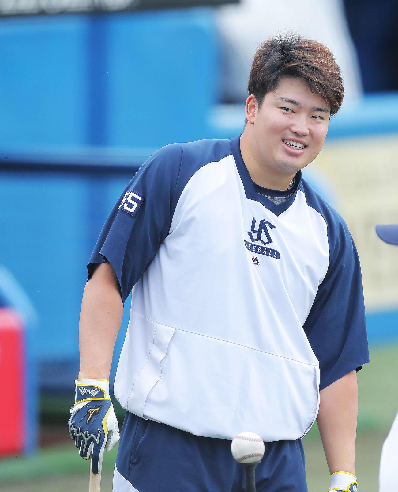 ヤクルト対阪神　試合前、笑顔で調整するヤクルト村上（撮影・河田真司）