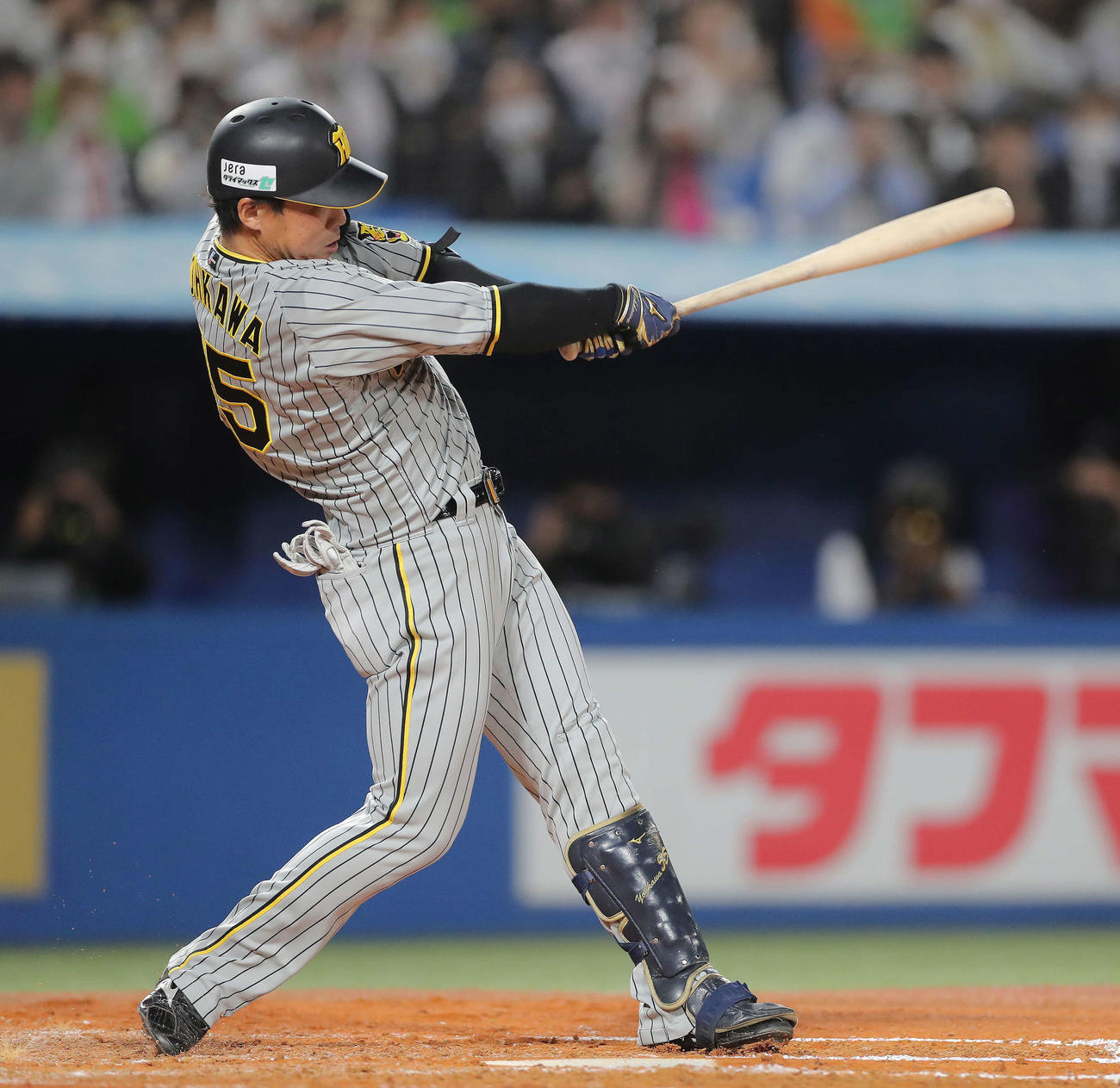 ヤクルト対阪神　4回表阪神1死一、三塁、中犠飛を放つ陽川（撮影・河田真司）