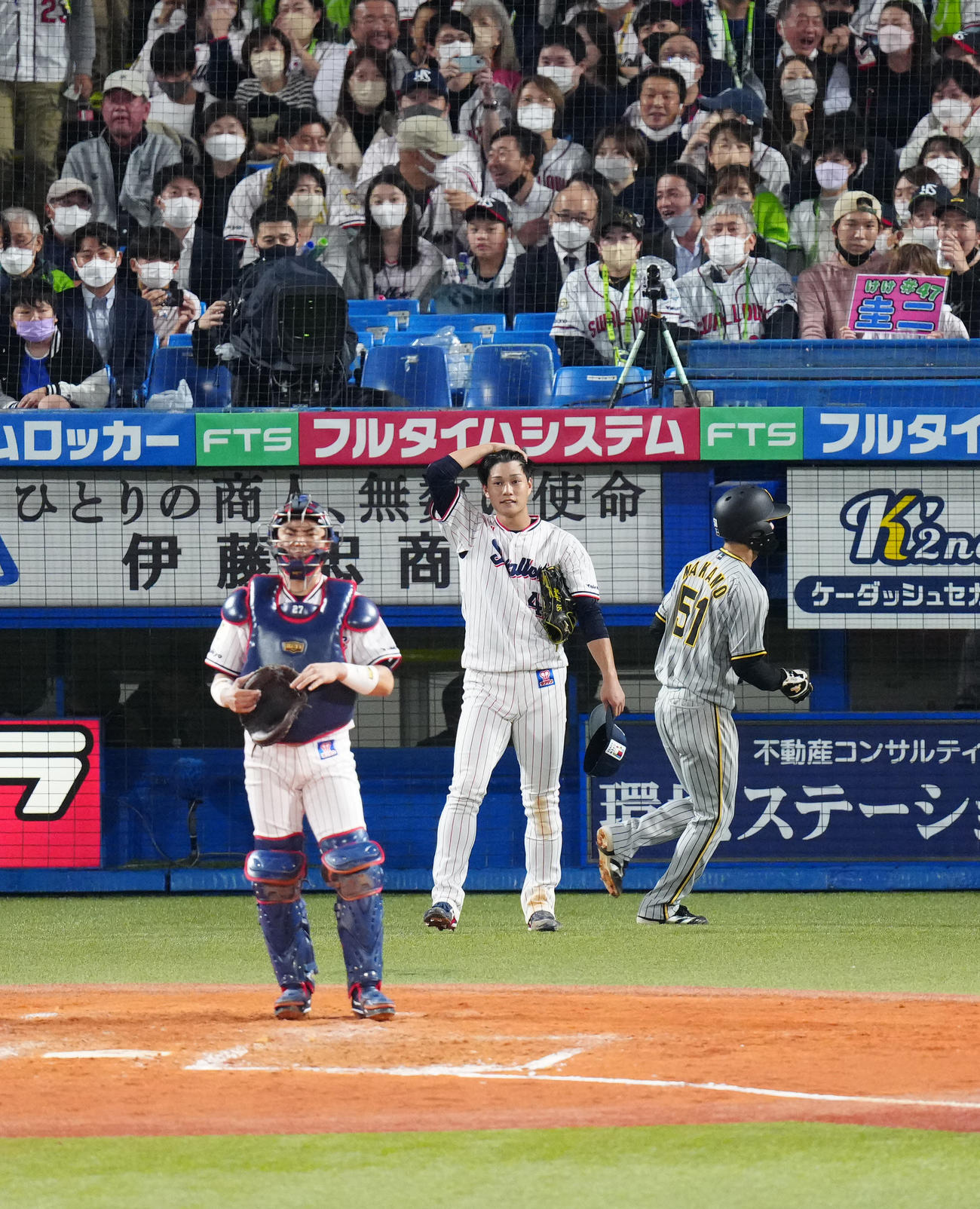 ヤクルト対阪神　5回表阪神2死二、三塁、大山に2点適時打を浴びた高橋（中央）（撮影・江口和貴）