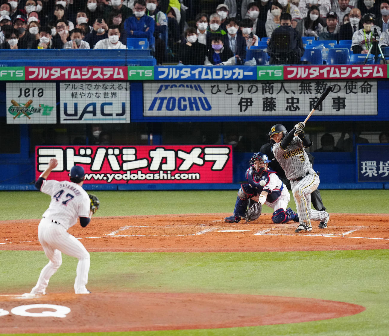 ヤクルト対阪神　5回表阪神2死二、三塁、2点適時打を放つ大山。投手高橋（撮影・江口和貴）