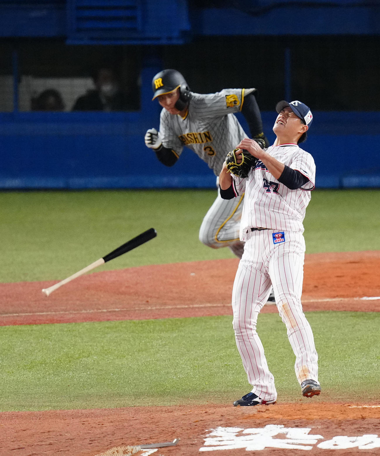 ヤクルト対阪神　5回表阪神2死二、三塁、大山（後方）に2点適時打を浴びる高橋（撮影・江口和貴）