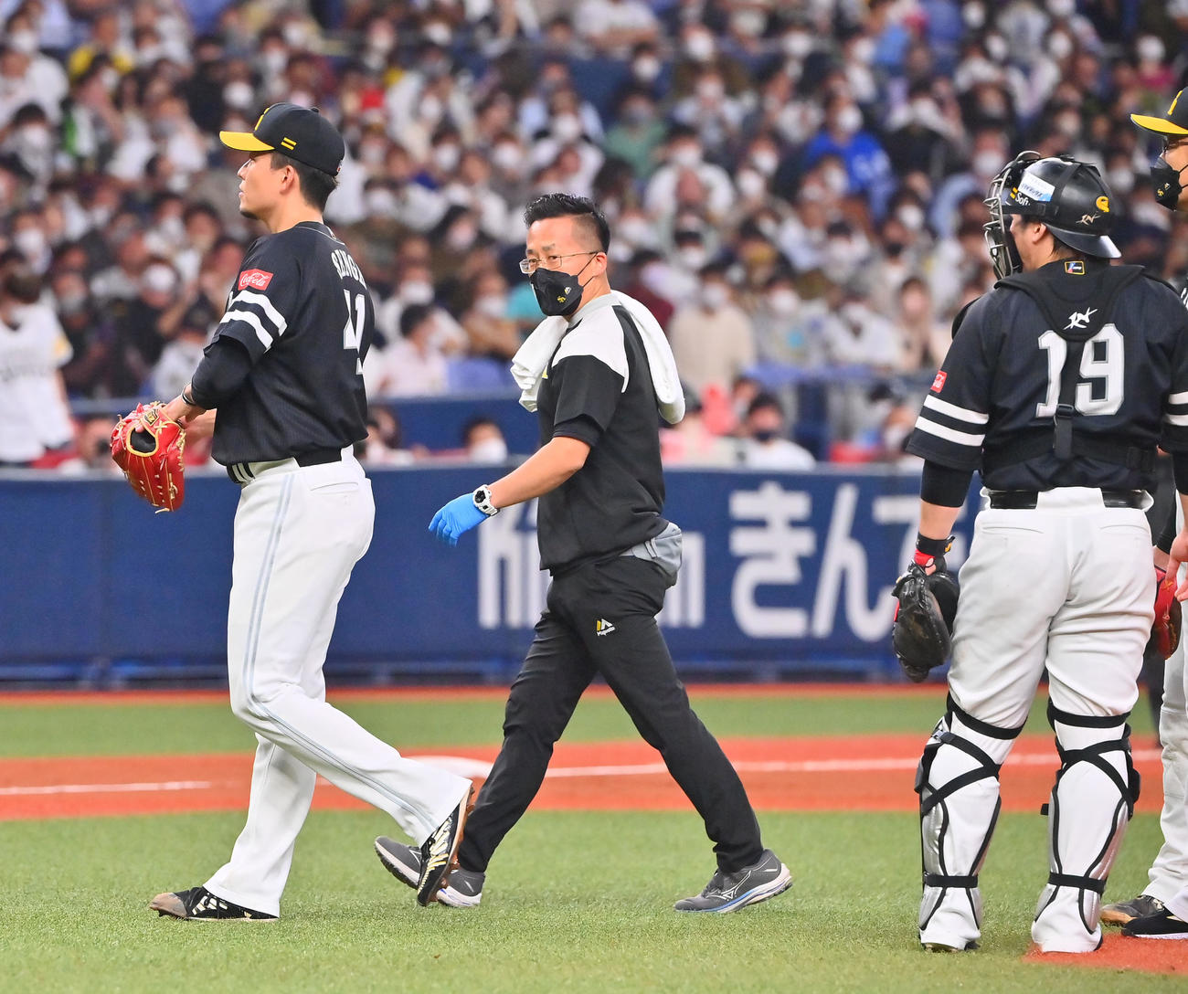 オリックス対ソフトバンク　7回裏途中で降板する千賀（撮影・和賀正仁）