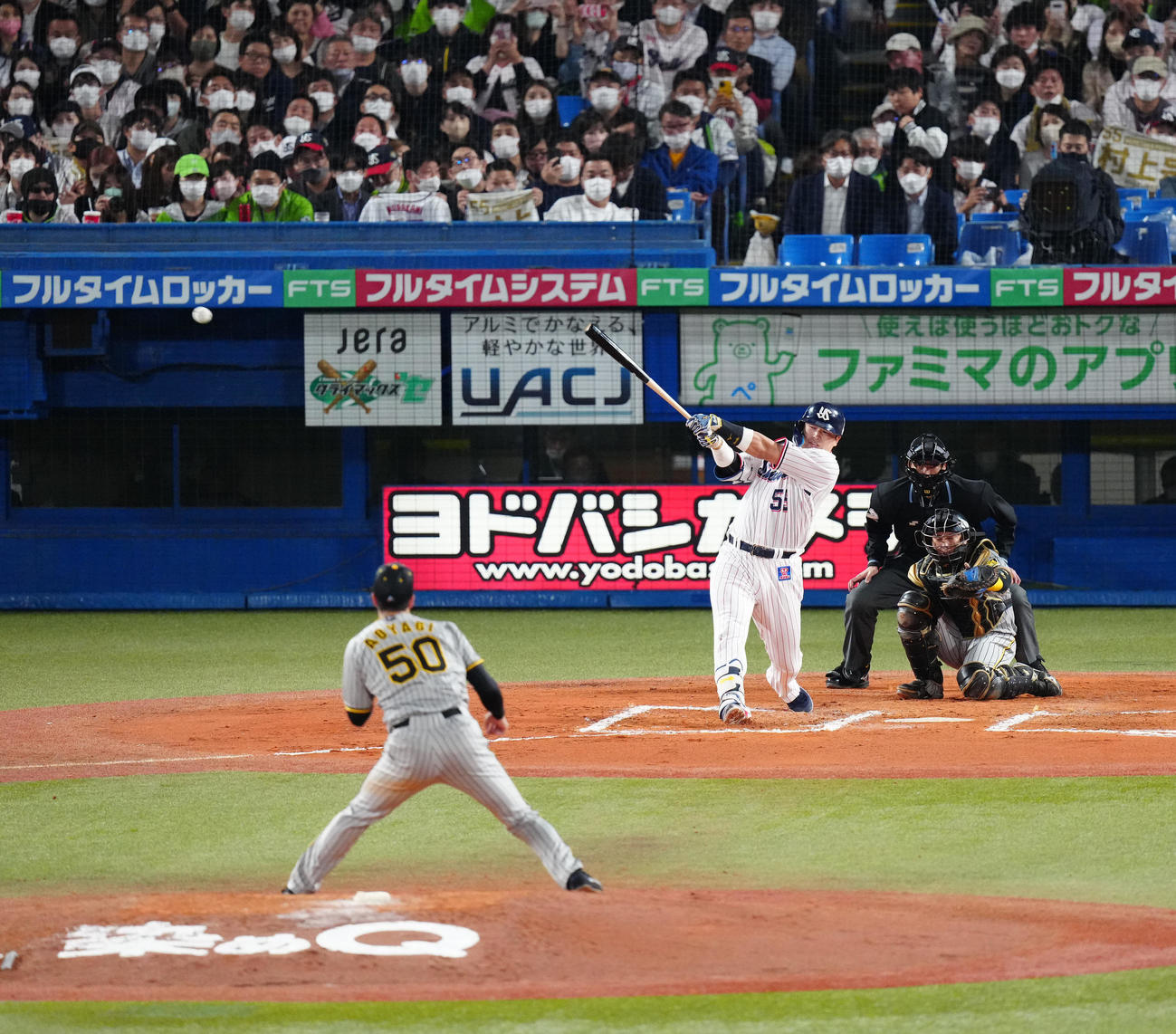 ヤクルト対阪神　6回裏ヤクルト2死、右前打を放つ村上。投手青柳（撮影・江口和貴）