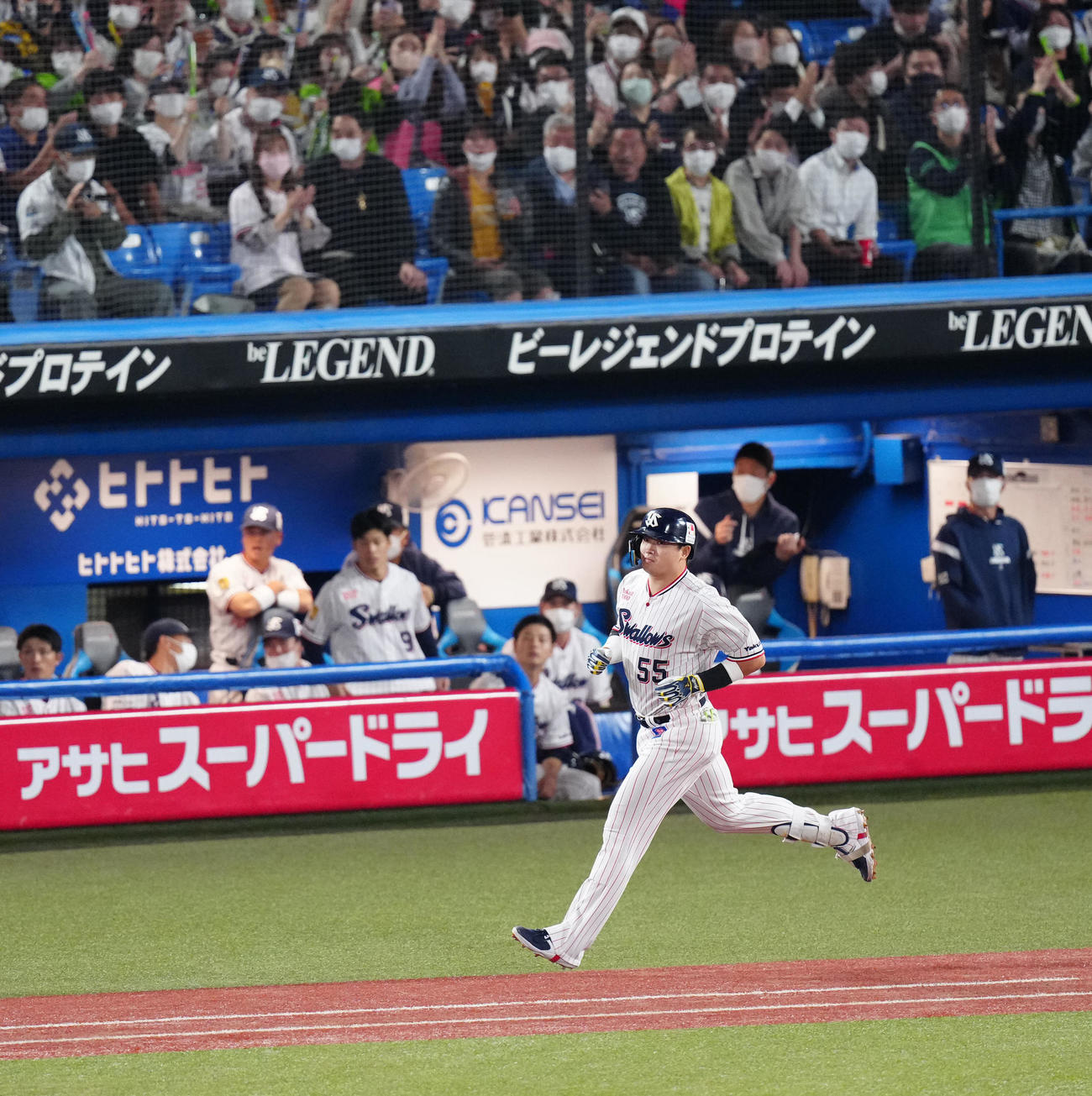 ヤクルト対阪神　6回裏ヤクルト2死、右前打を放った村上（撮影・江口和貴）