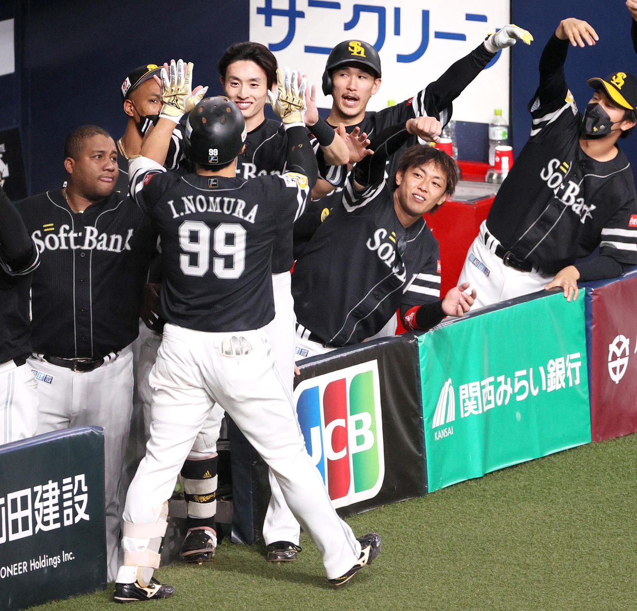 オリックス対ソフトバンク　7回表ソフトバンク1死、右越え本塁打を放った野村勇（手前）を出迎えるソフトバンクナイン（撮影・上山淳一）