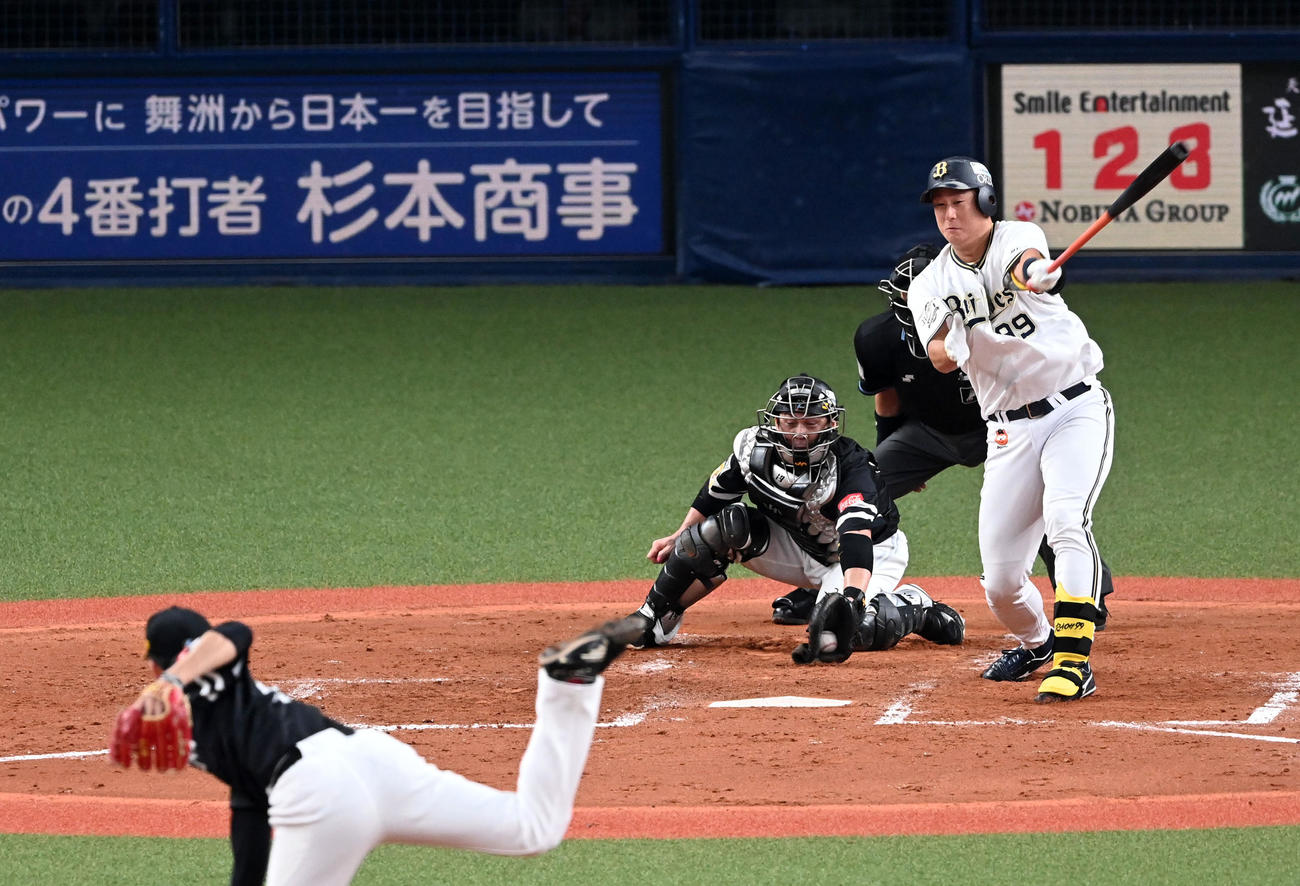 5回裏オリックス1死、杉本は空振りの三振に倒れる。投手千賀（撮影・前岡正明）