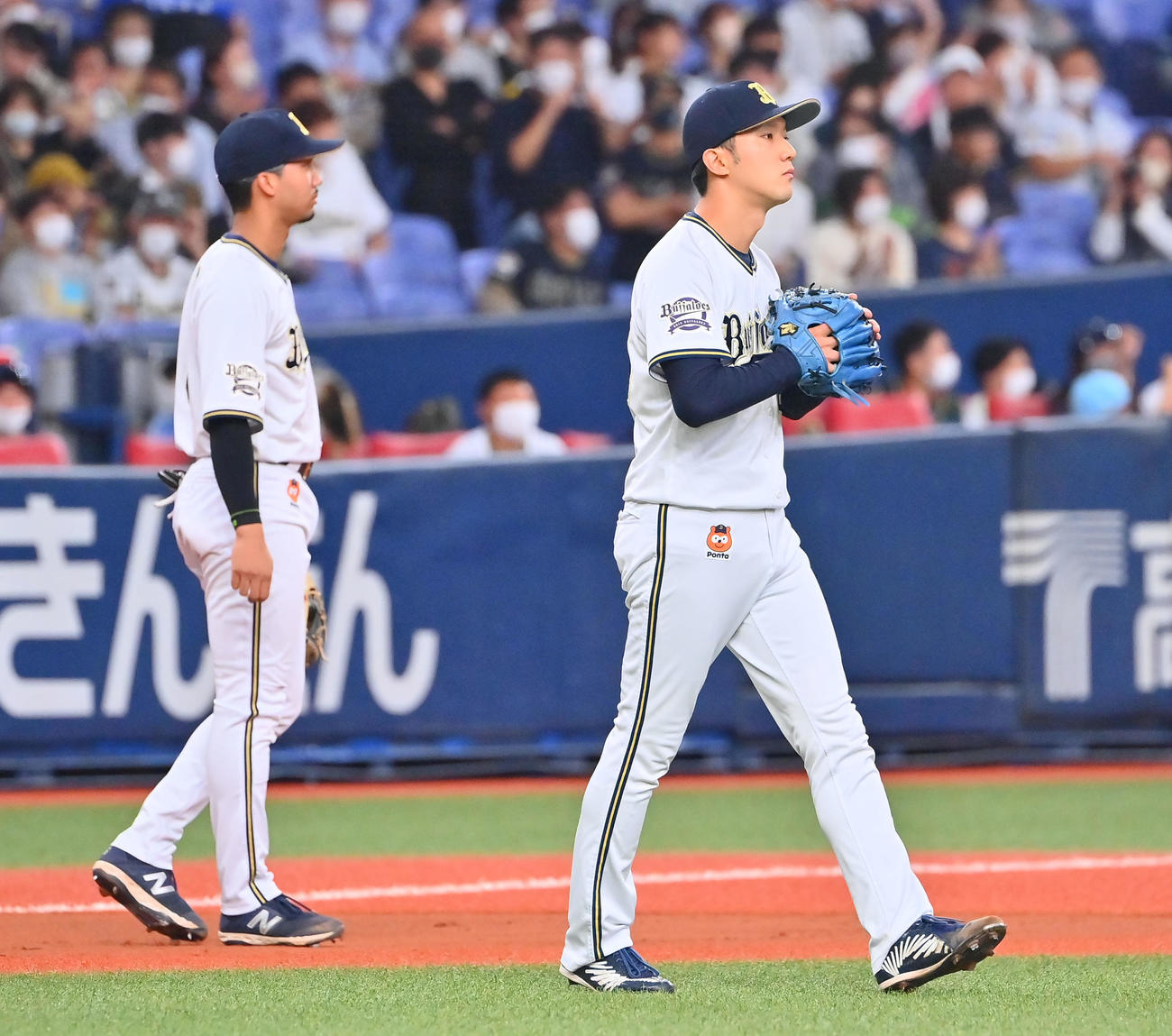 オリックス対ソフトバンク　1回表ソフトバンク無死二塁、周東のバントで適時失策したオリックス先発の田嶋（撮影・和賀正仁）