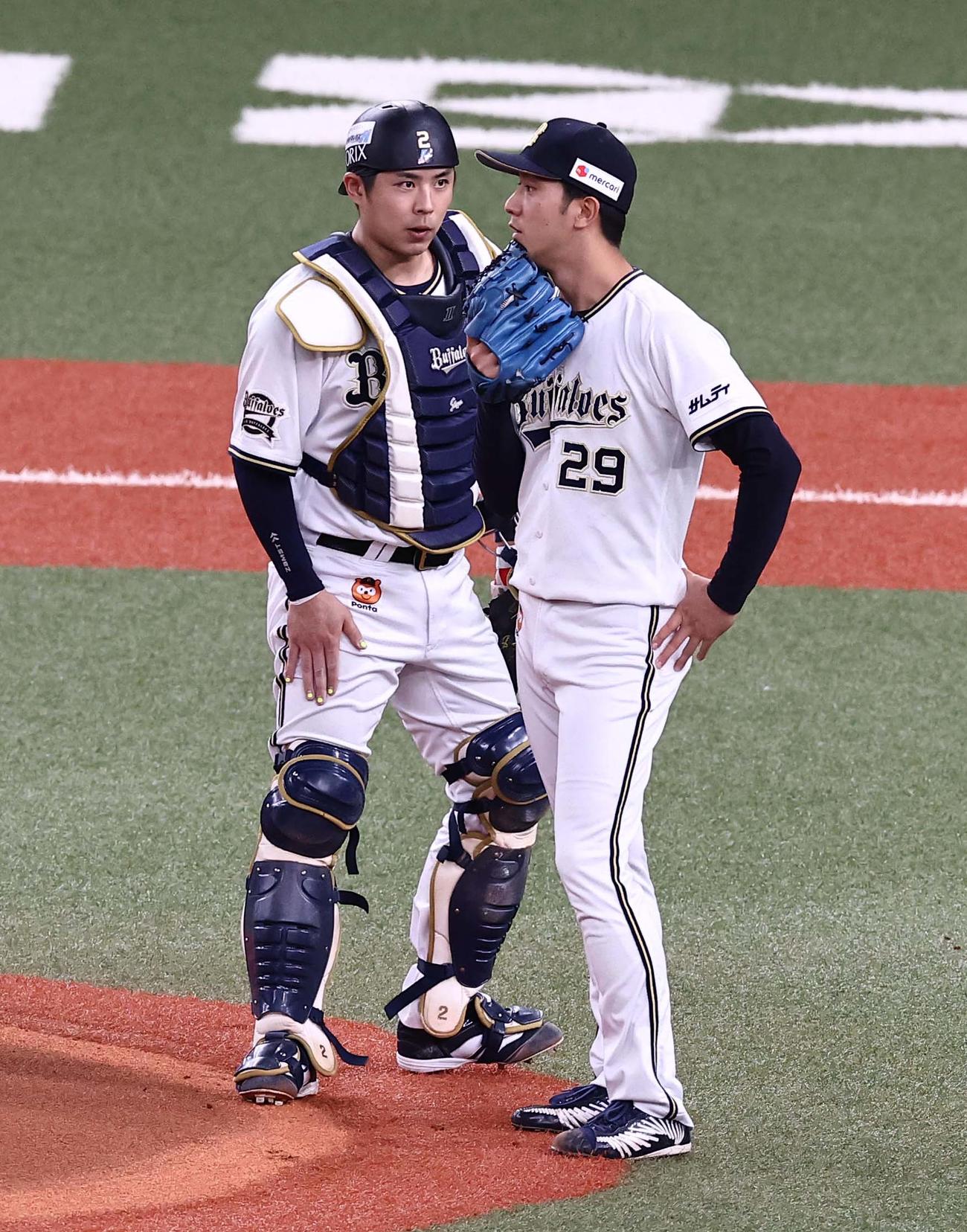 オリックス対ソフトバンク　1回、先制を許した田嶋（右）は若月と話し合う（撮影・上田博志）