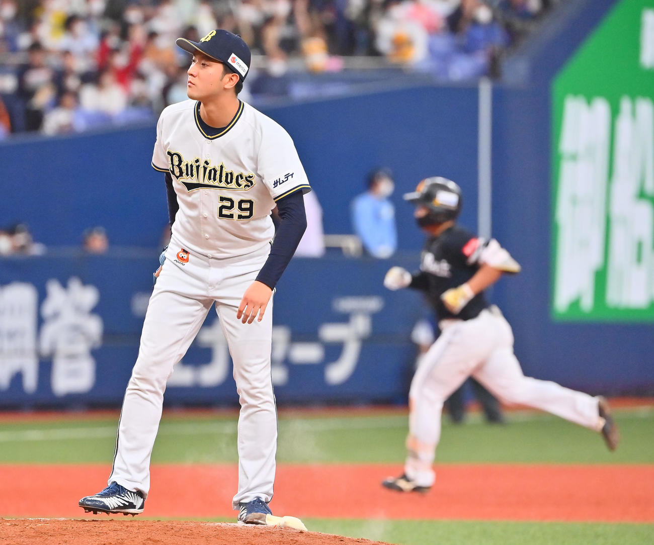 オリックス対ソフトバンク　7回表ソフトバンク1死、野村勇に本塁打を浴びる田嶋（撮影・和賀正仁）