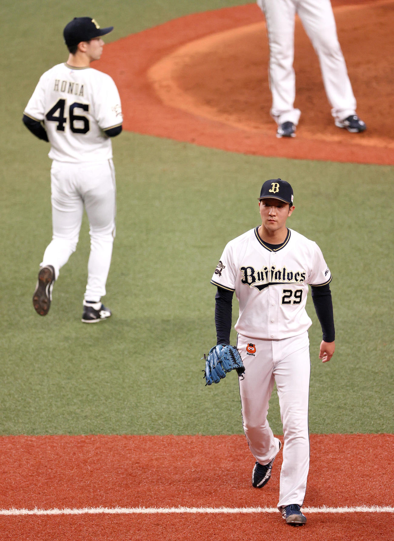 オリックス対ソフトバンク　7回表ソフトバンク1死一塁、田嶋（手前）は降板となりベンチへ引き揚げる（撮影・上山淳一）