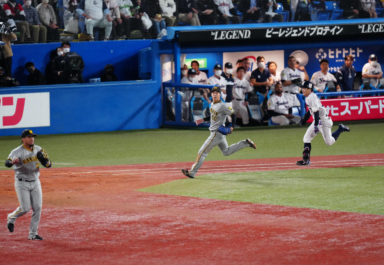 ヤクルト対阪神　7回裏ヤクルト2死満塁、山崎（右）の打球を処理したマルテ（左）が悪送球し、2点を失った青柳（撮影・江口和貴）