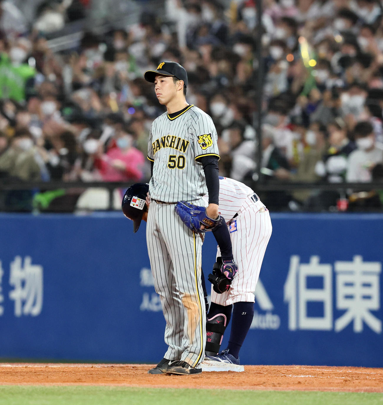 ヤクルト対阪神　7回裏ヤクルト2死満塁、マルテの二塁悪送球にがっくり青柳（撮影・加藤哉）