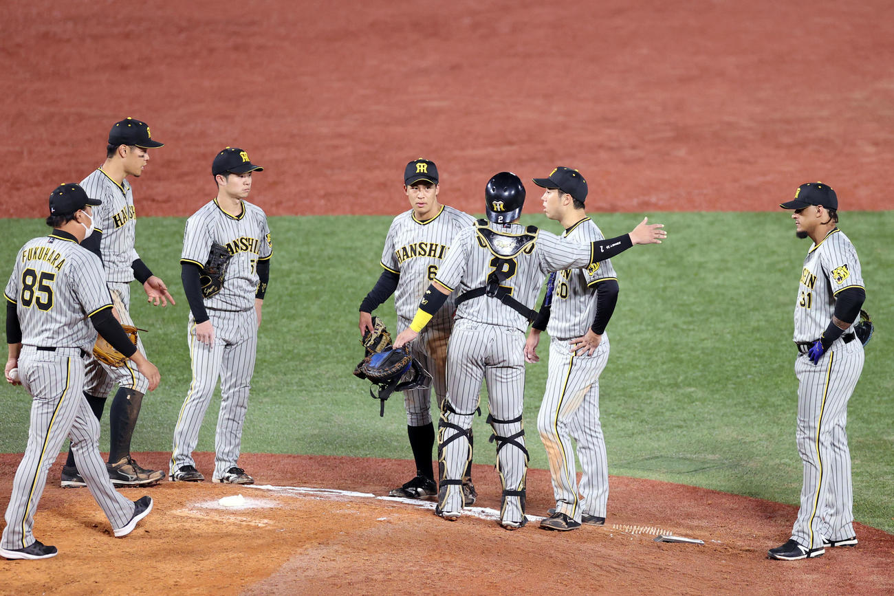 ヤクルト対阪神　7回裏、降板する先発青柳（右から2人目）（撮影・狩俣裕三）