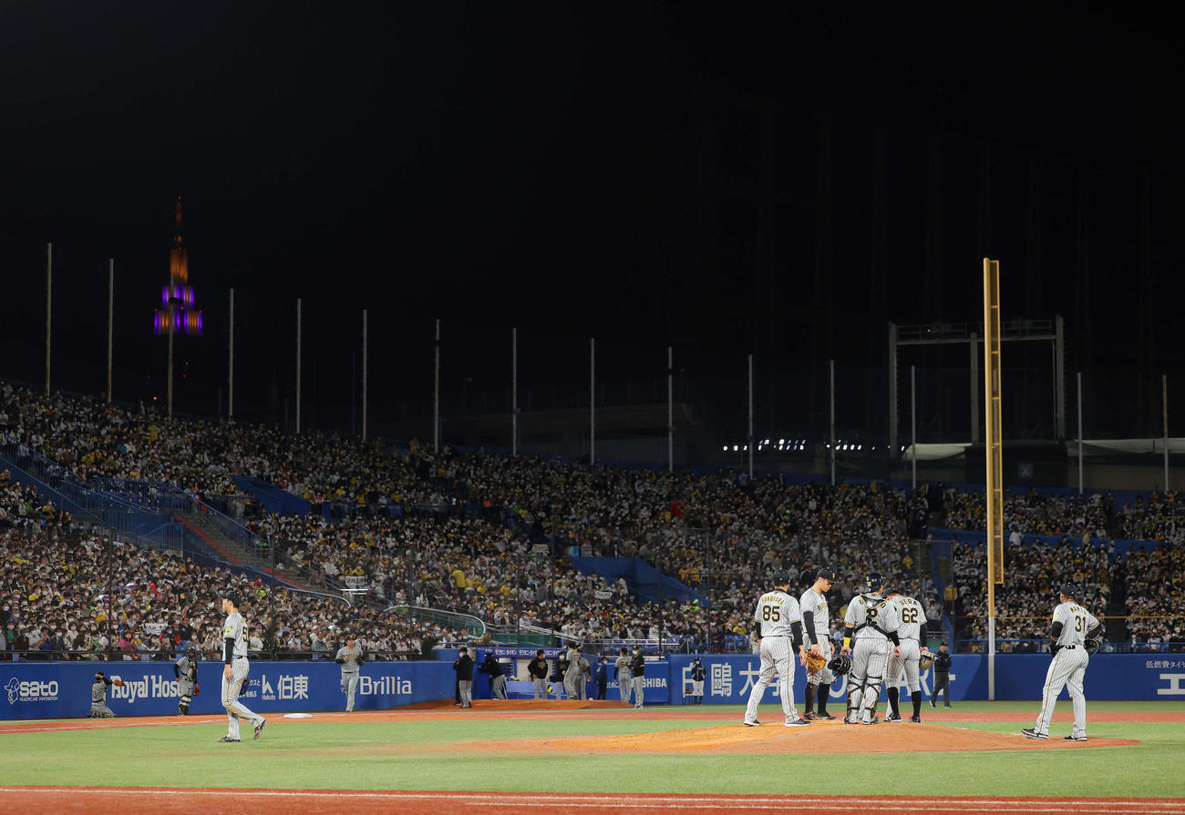 ヤクルト対阪神　7回裏ヤクルト2死一、二塁、降板する青柳（左）（撮影・河田真司）