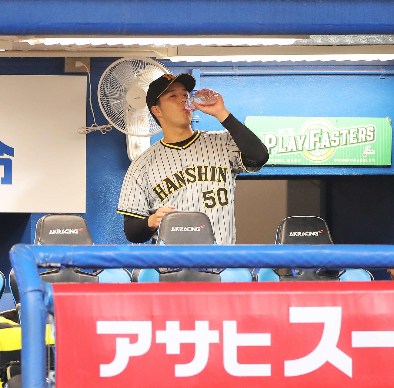 ヤクルト対阪神　7回裏ヤクルト2死一、二塁、降板となりベンチで水分補給する青柳（撮影・河田真司）