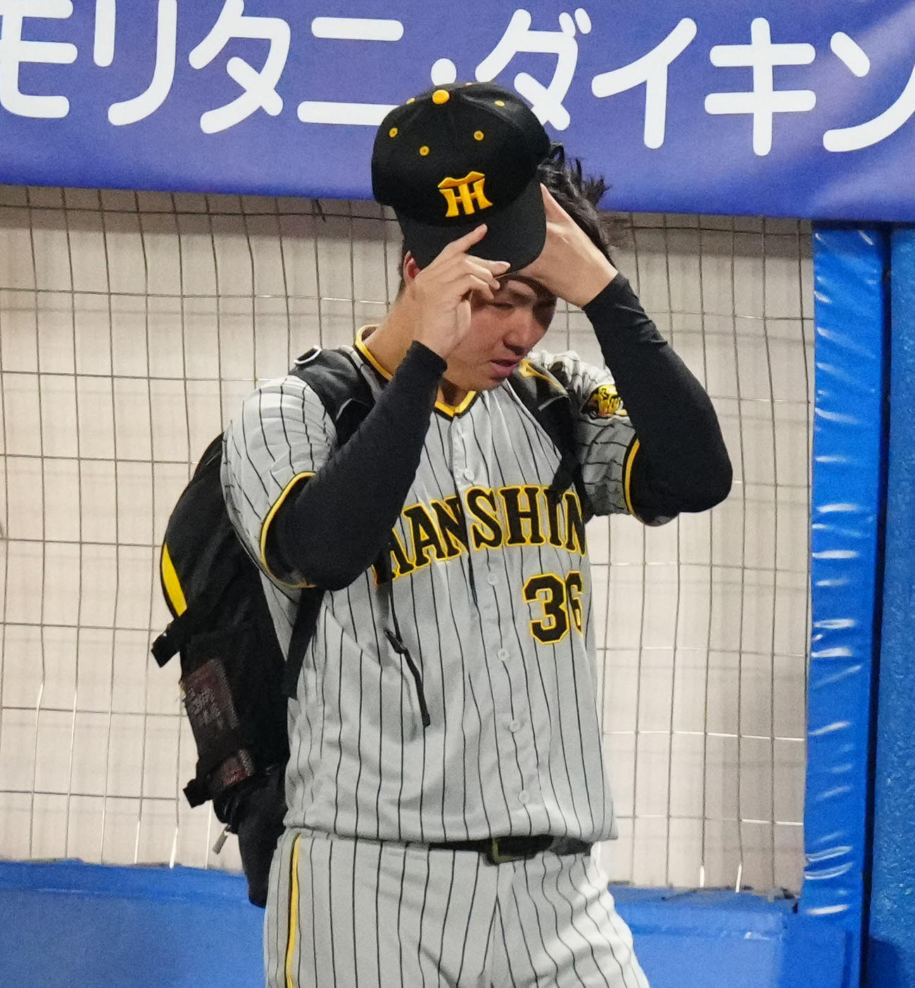 ヤクルト対阪神　試合後、引き揚げる阪神浜地（撮影・江口和貴）