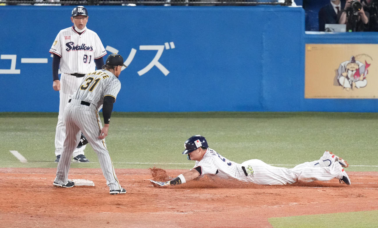 ヤクルト対阪神　7回裏ヤクルト2死満塁、浜地の悪送球で一塁へヘッドスライディングする村上（撮影・鈴木みどり）