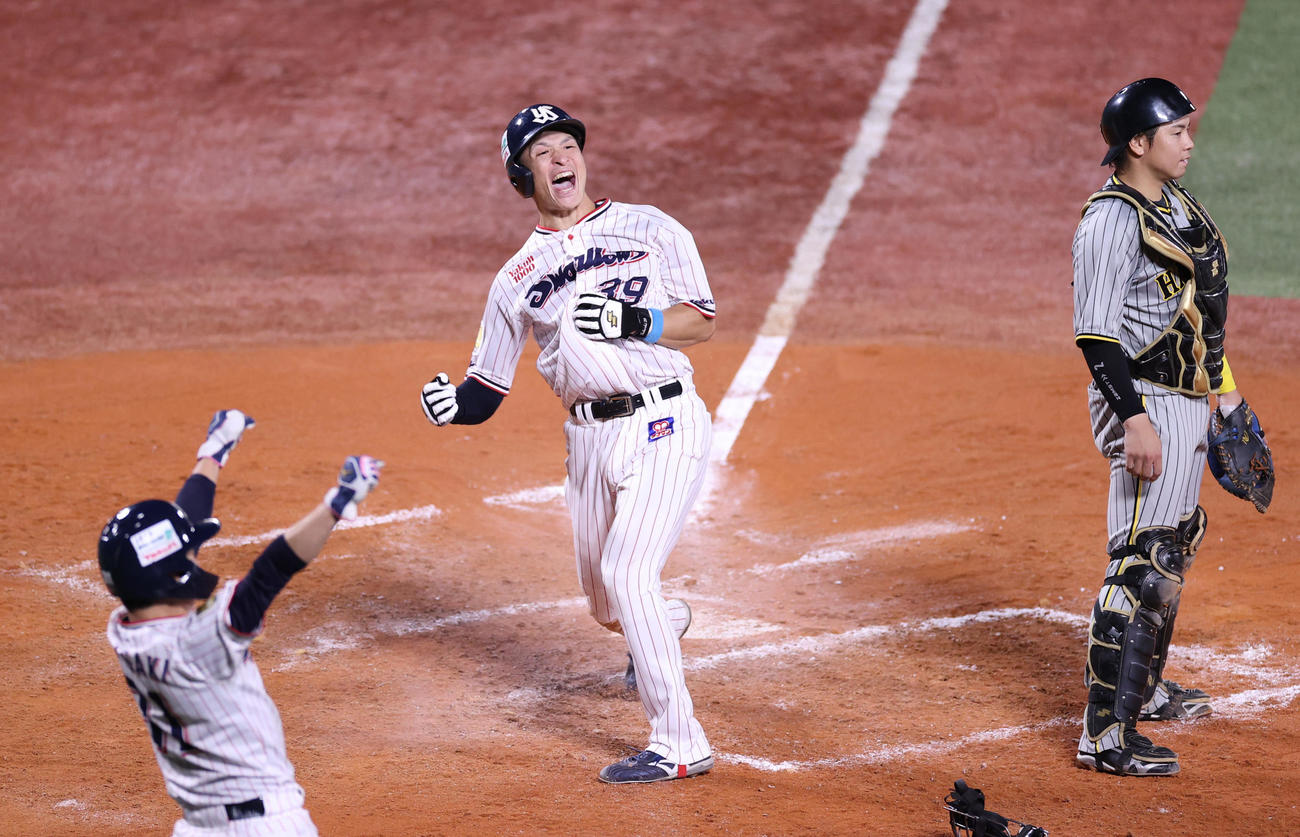 ヤクルト対阪神　7回裏ヤクルト2死満塁、村上のボテボテの内野安打で浜地が悪送球し、生還する宮本丈（左）。右は梅野（撮影・狩俣裕三）