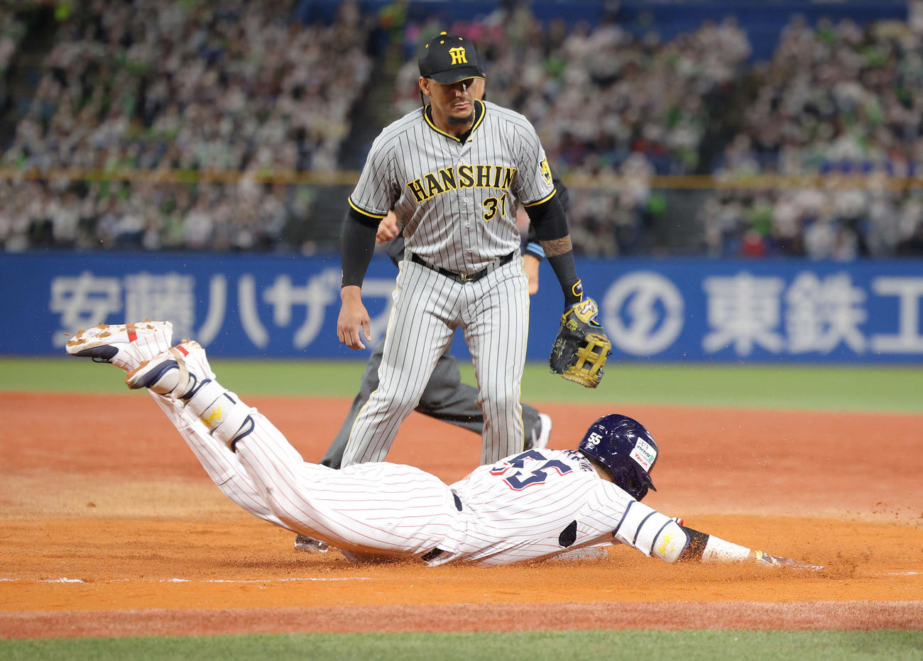 ヤクルト対阪神　7回裏ヤクルト2死満塁、投前打を放ちヘッドスライディングする村上。一塁手マルテ（撮影・河田真司）