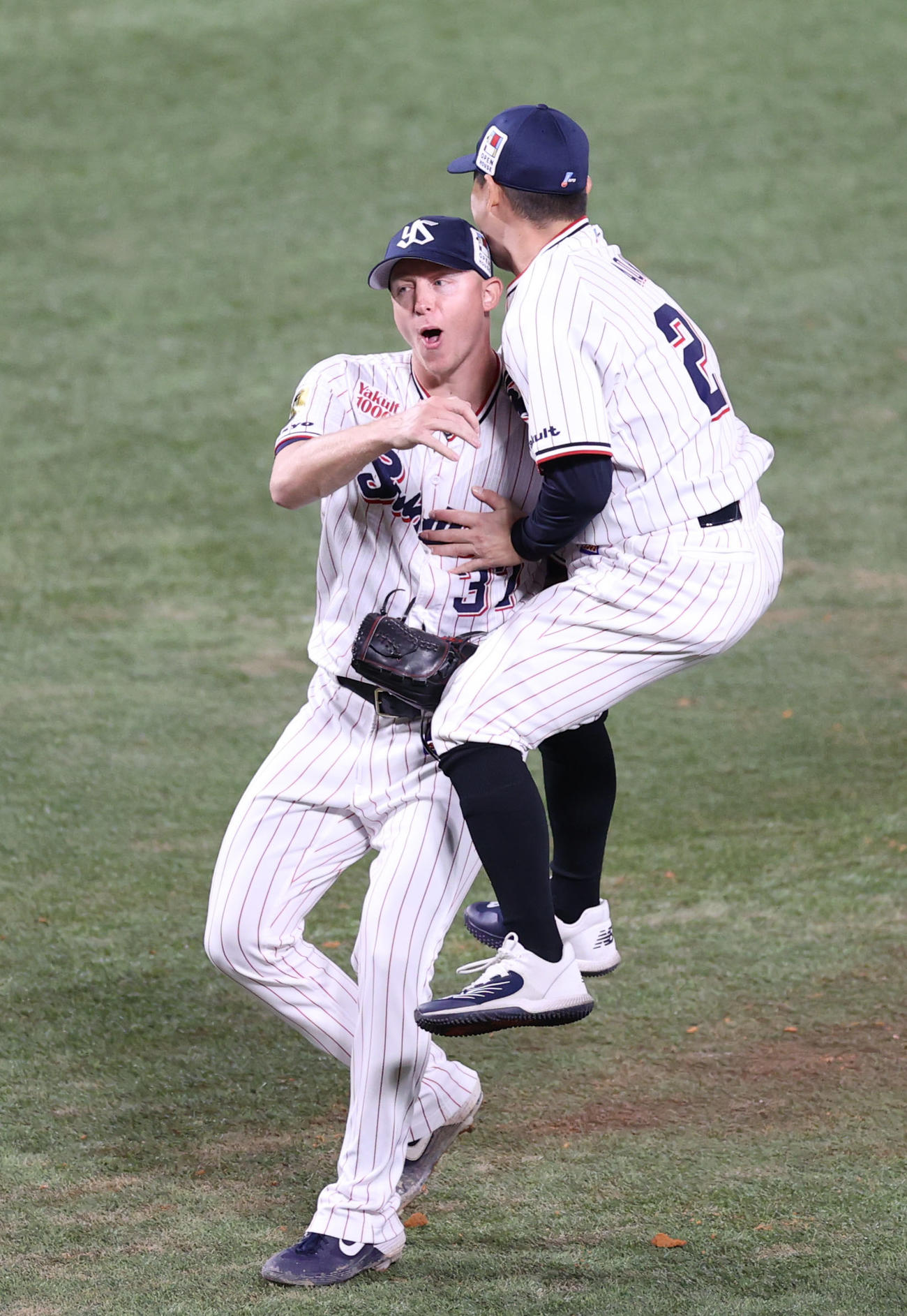 ヤクルト対阪神　試合後、青木（右）に飛び付かれ、驚いた表情を見せるマクガフ（撮影・狩俣裕三）