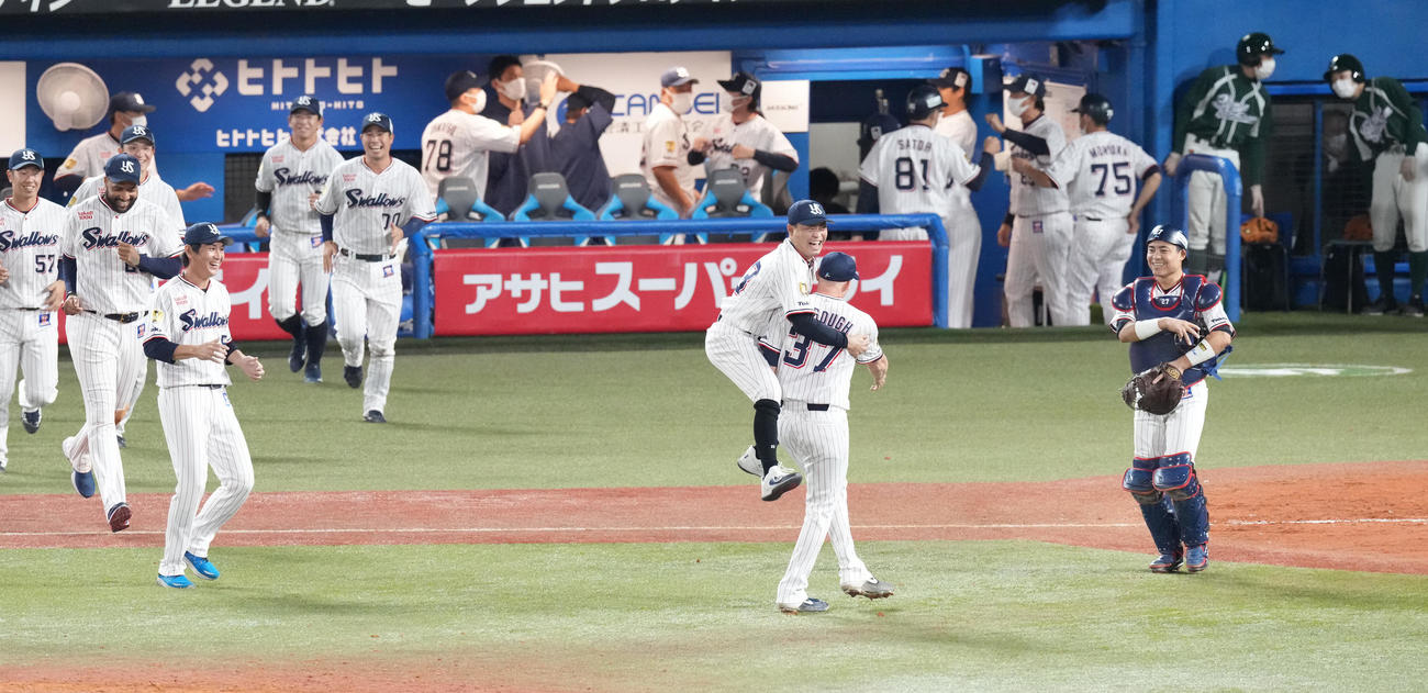 ヤクルト対阪神　阪神に勝利し日本シリーズ進出を決め、マクガフ（中央下）に抱きつくヤクルト青木（中央上）（撮影・鈴木みどり）