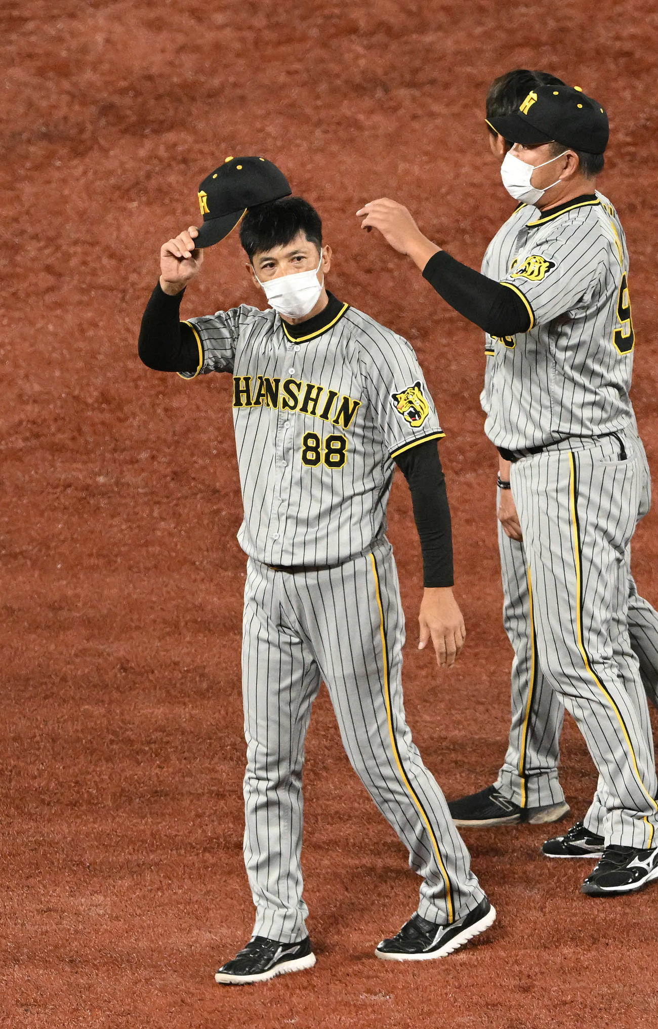 ヤクルト対阪神　試合後、ファンにあいさつする阪神矢野監督（撮影・滝沢徹郎）