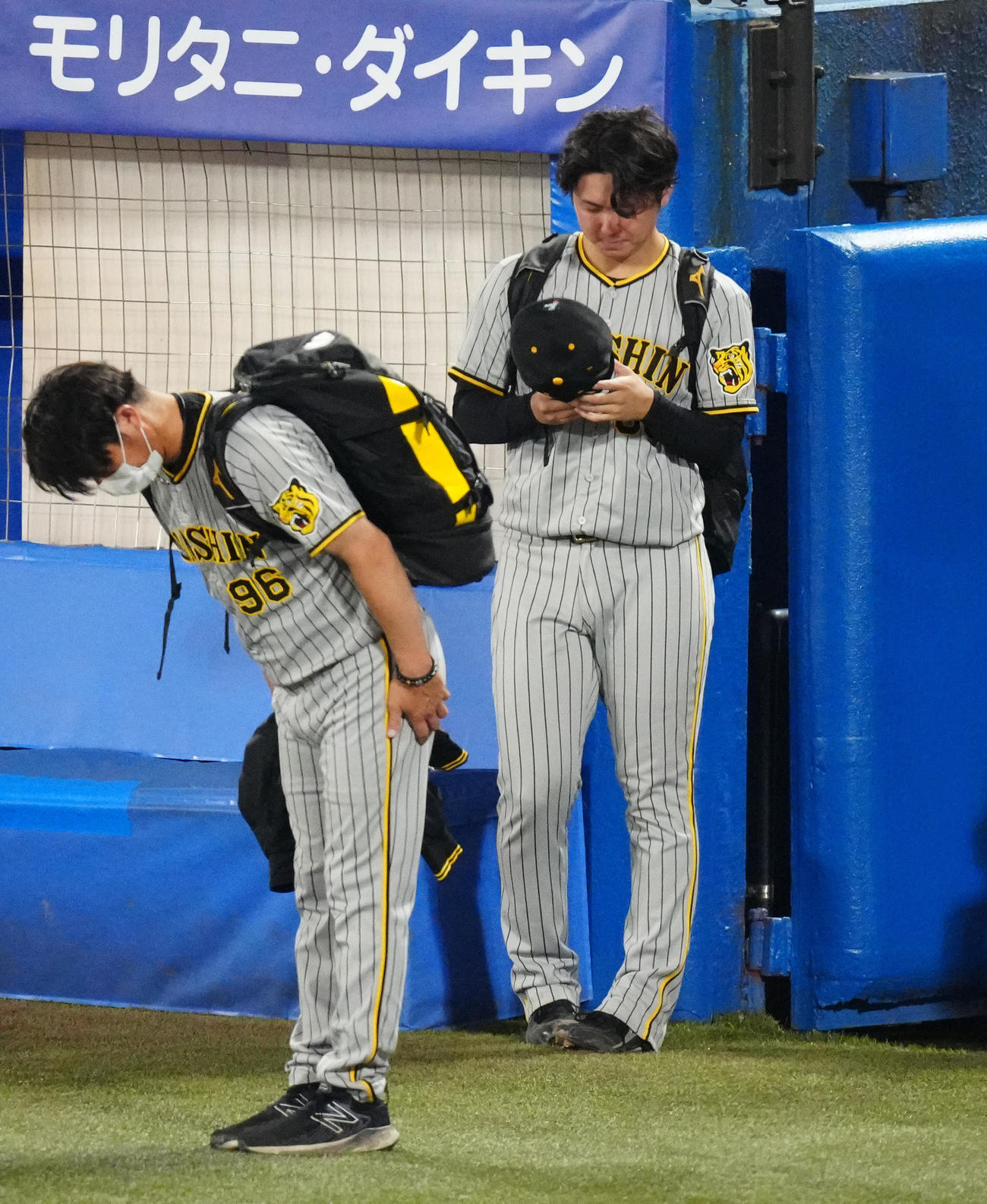 ヤクルト対阪神　試合後、引き揚げる阪神浜地（右）（撮影・江口和貴）