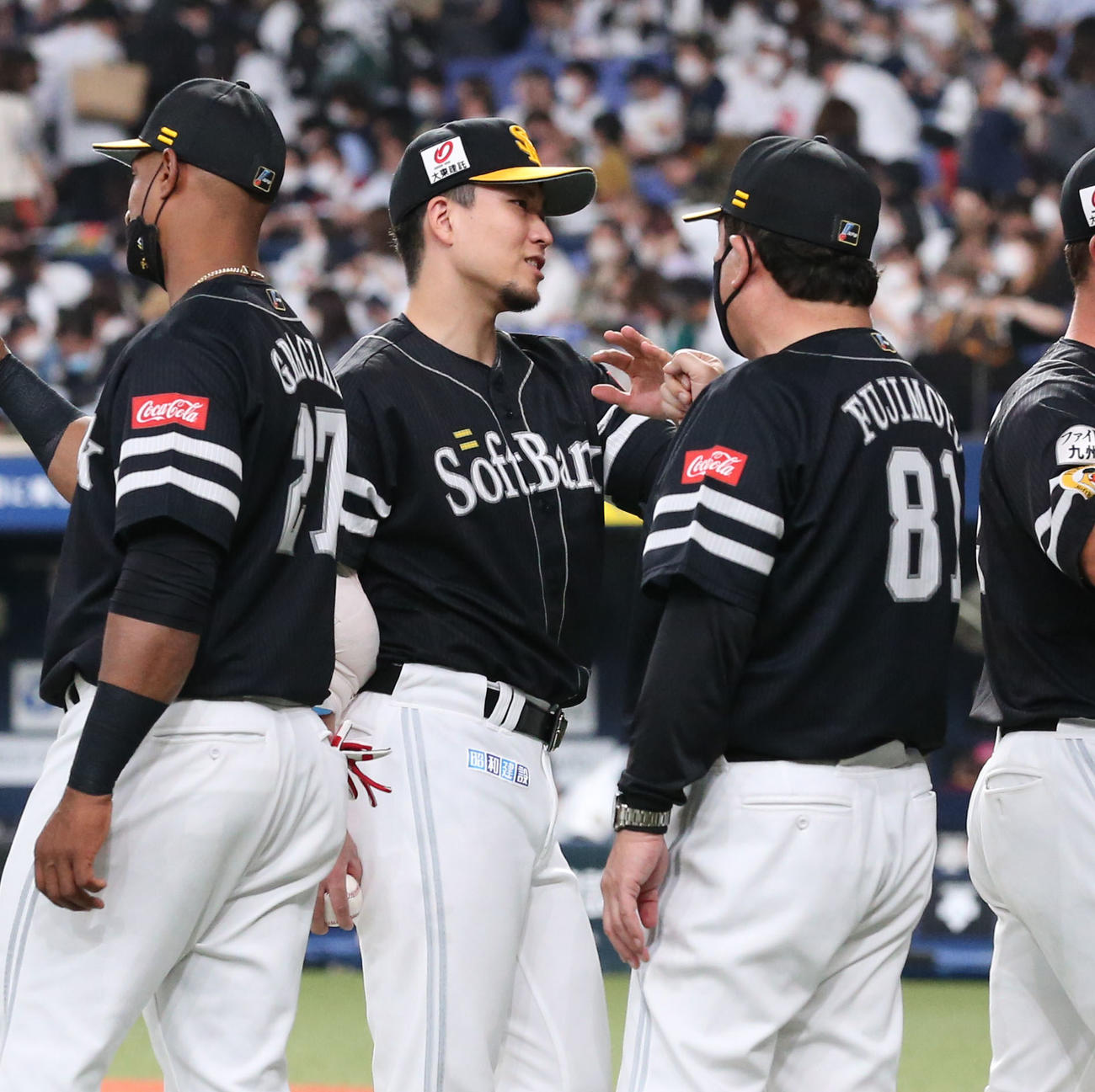 オリックス対ソフトバンク　勝利投手となった千賀滉大は藤本博史監督とハイタッチ（撮影・梅根麻紀）
