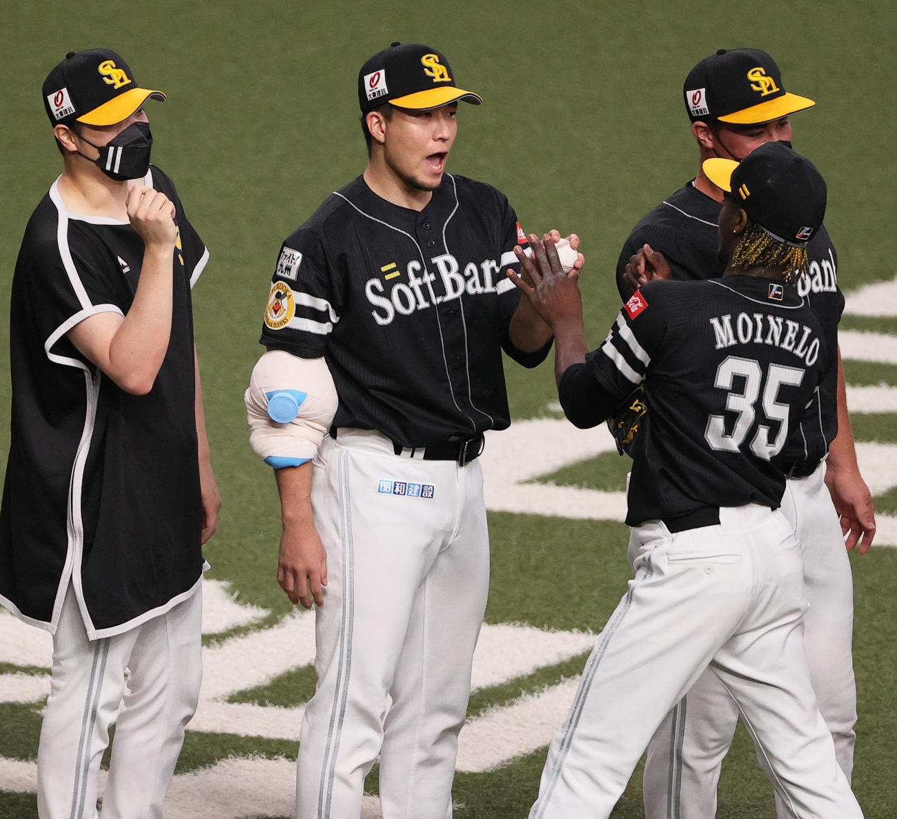 オリックス対ソフトバンク　千賀（左から2人目）はモイネロから勝利球を受け取る（撮影・上山淳一）