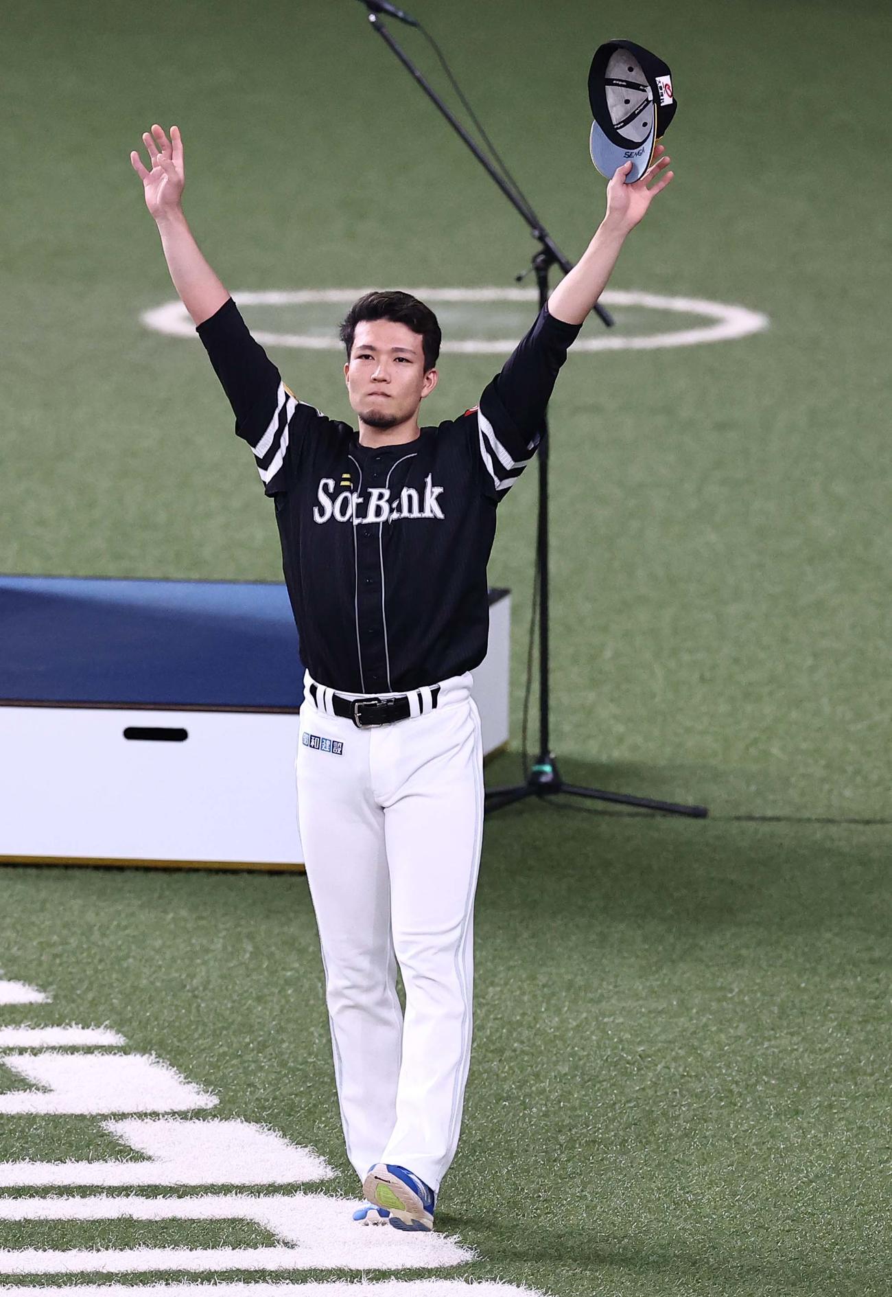 オリックス対ソフトバンク　ヒーローインタビューを終えた千賀はファンの拍手に両手を上げて応える（撮影・上田博志）