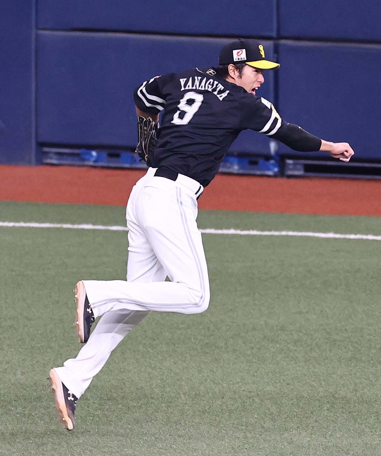 オリックス対ソフトバンク　6回裏オリックス2死一塁、柳田は宗の右前打で三進を狙う福田を刺す（撮影・上田博志）