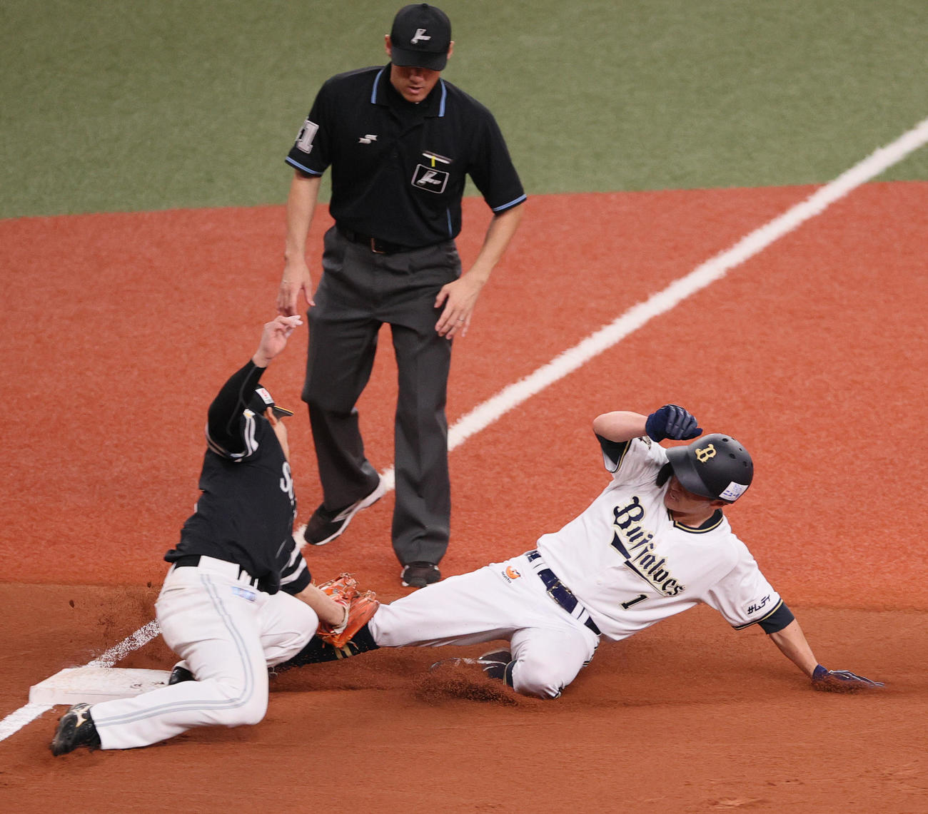 オリックス対ソフトバンク　6回裏オリックス2死一塁、一走福田（右）は宗の右前打で三塁を狙うがタッチアウト。左は三塁手野村勇（撮影・上山淳一）