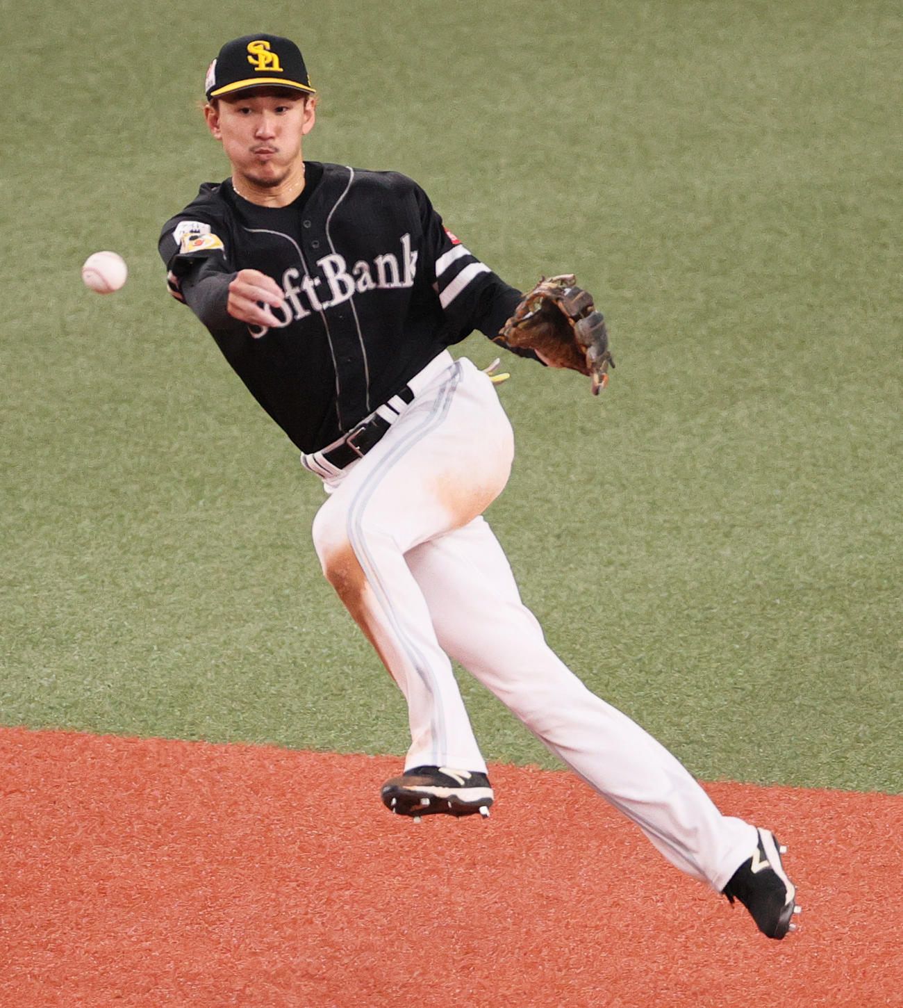 オリックス対ソフトバンク　3回裏オリックス2死、三森は福田の二ゴロをさばく（撮影・上山淳一）