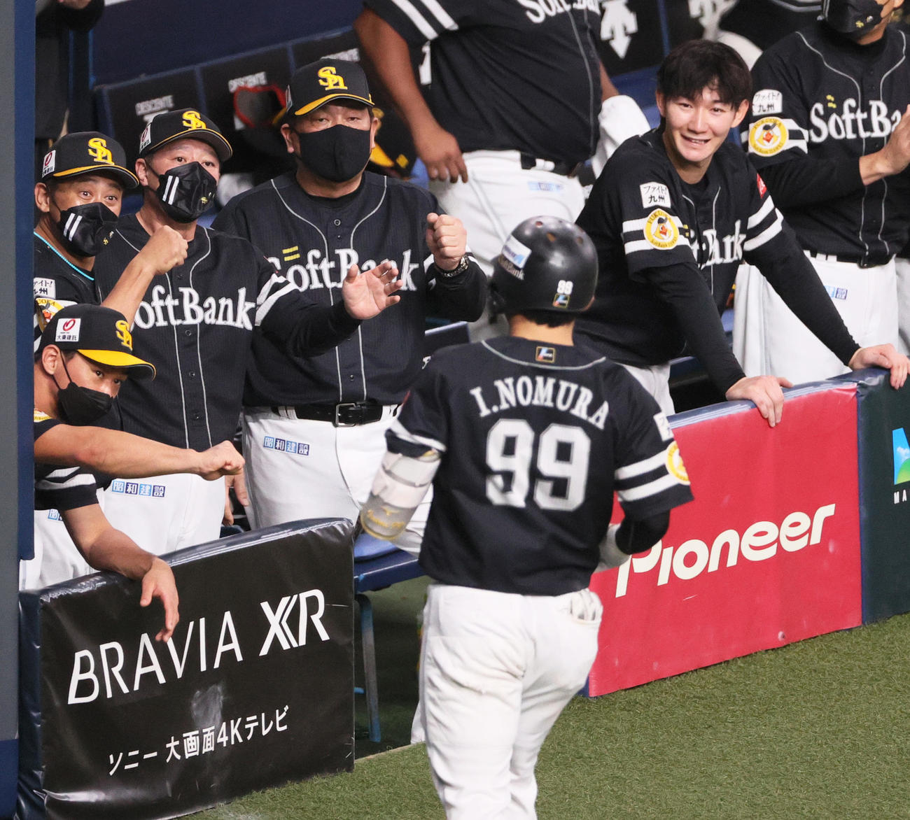 オリックス対ソフトバンク　7回表ソフトバンク1死、藤本監督（左から4人目）は右越え本塁打を放った野村勇（手前）を出迎える（撮影・上山淳一）