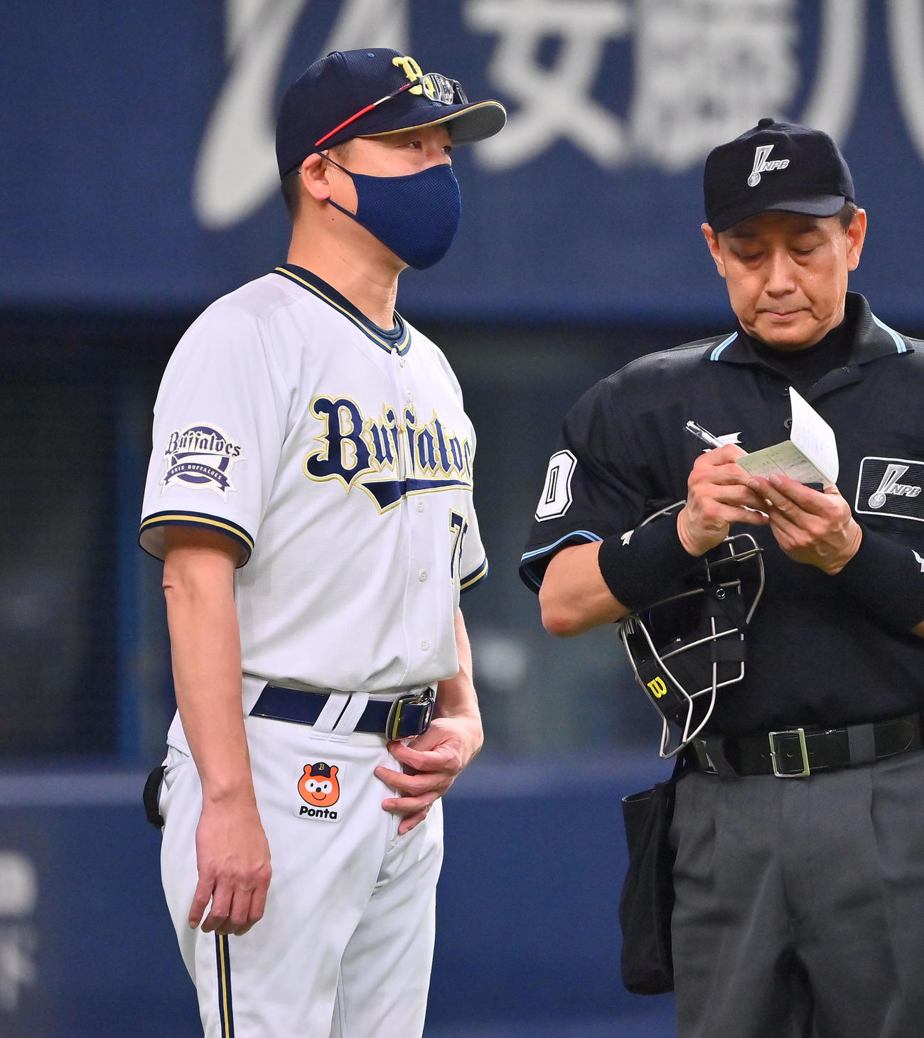 オリックス対ソフトバンク　8回を終え選手の交代を告げるオリックス中嶋監督（撮影・和賀正仁）