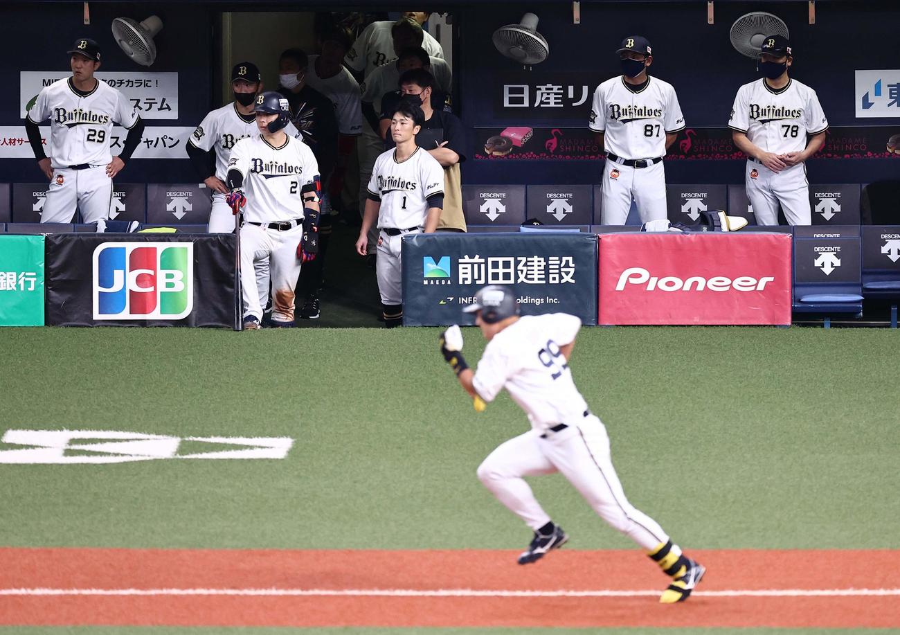 オリックス対ソフトバンク　9回裏オリックス1死一、二塁、杉本の二ゴロ併殺のプレーを見守る中嶋監督（右）らオリックスナイン（撮影・上田博志）