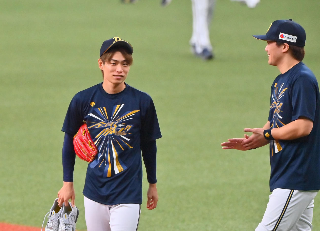 笑顔で引き揚げるオリックス山岡、右は伏見（撮影・和賀正仁）