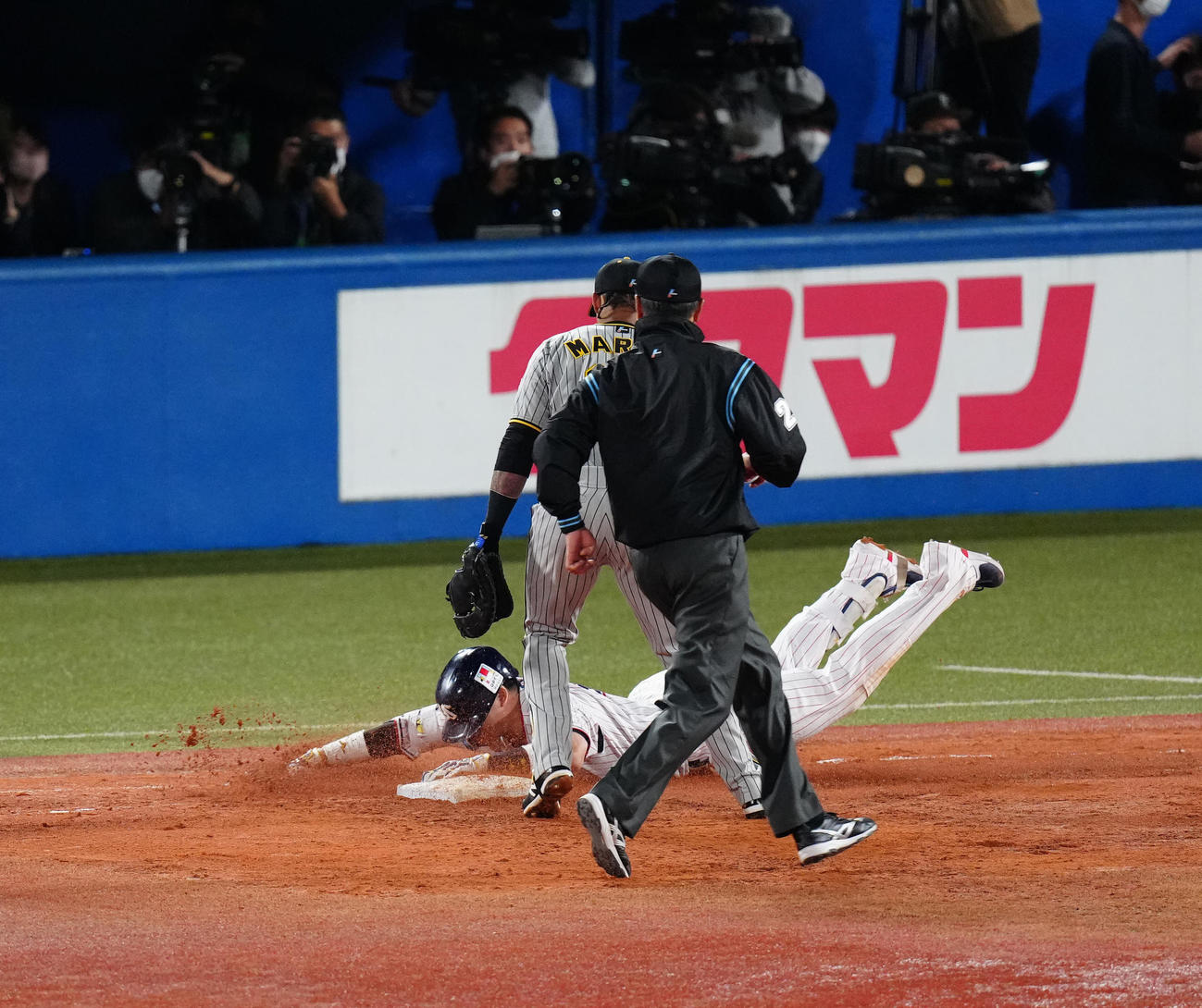 7回裏ヤクルト2死満塁、適時内野安打とした村上はヘッドスライディングする（撮影・江口和貴）