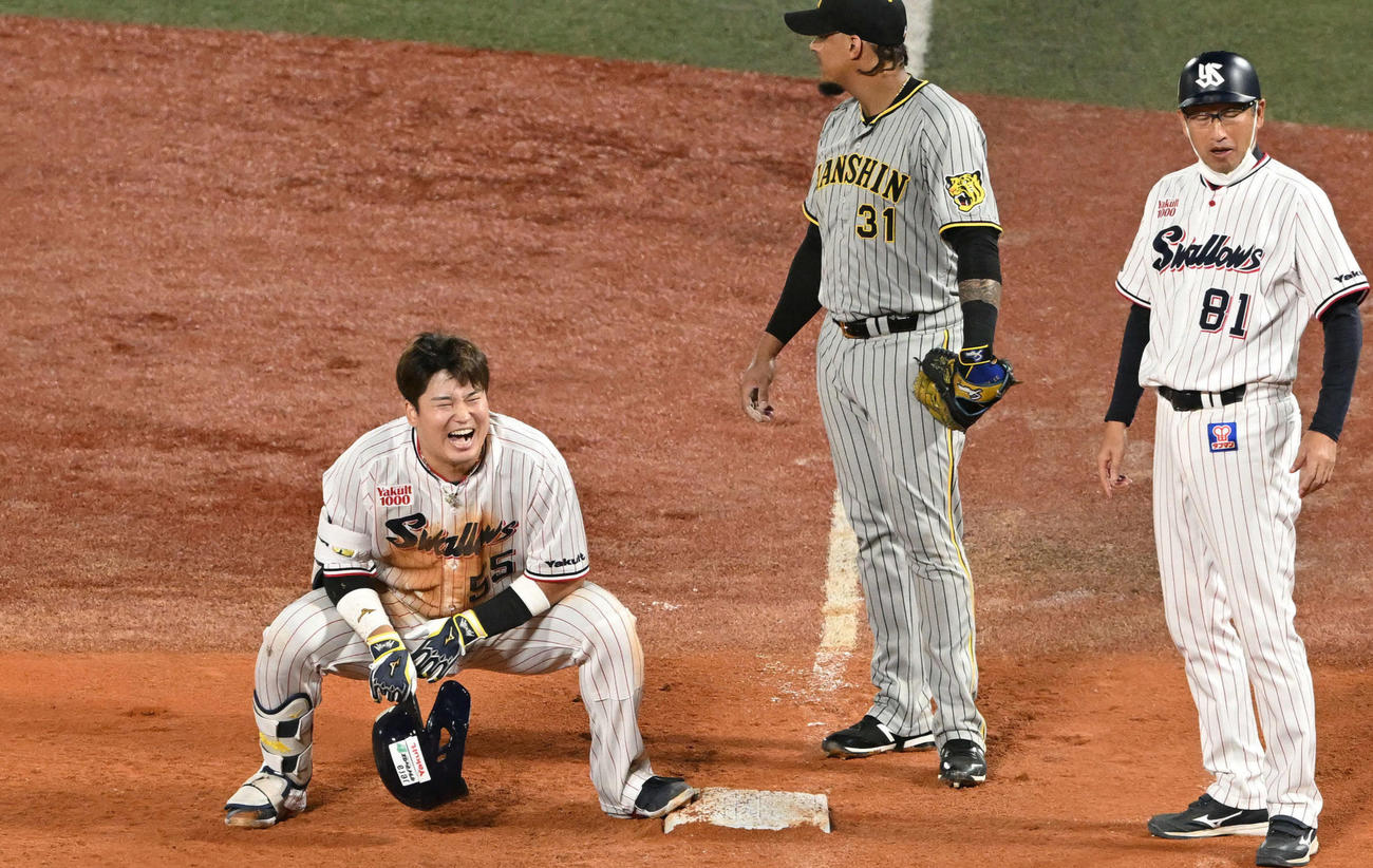 ヤクルト対阪神　7回裏ヤクルト2死満塁、敵失から3得点し笑顔の村上（左）。一塁手マルテ（撮影・滝沢徹郎）