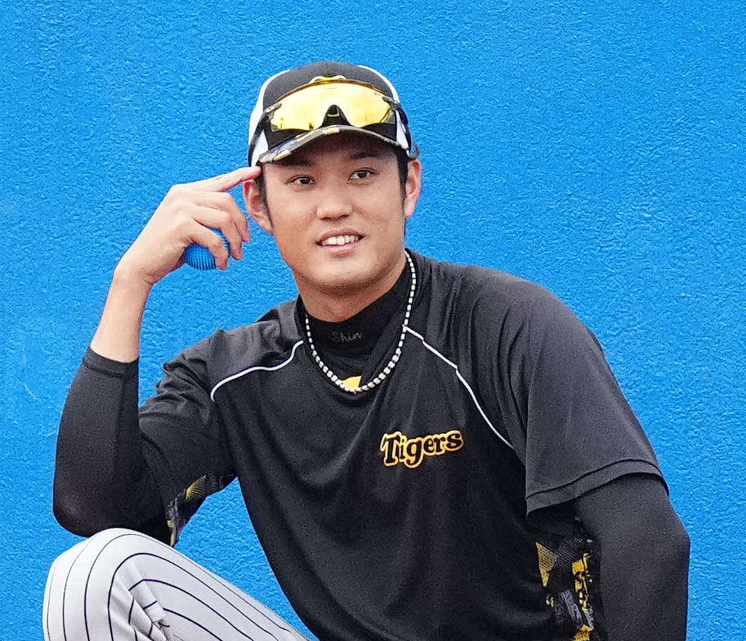 12日、神宮でリラックスした表情を見せる藤浪