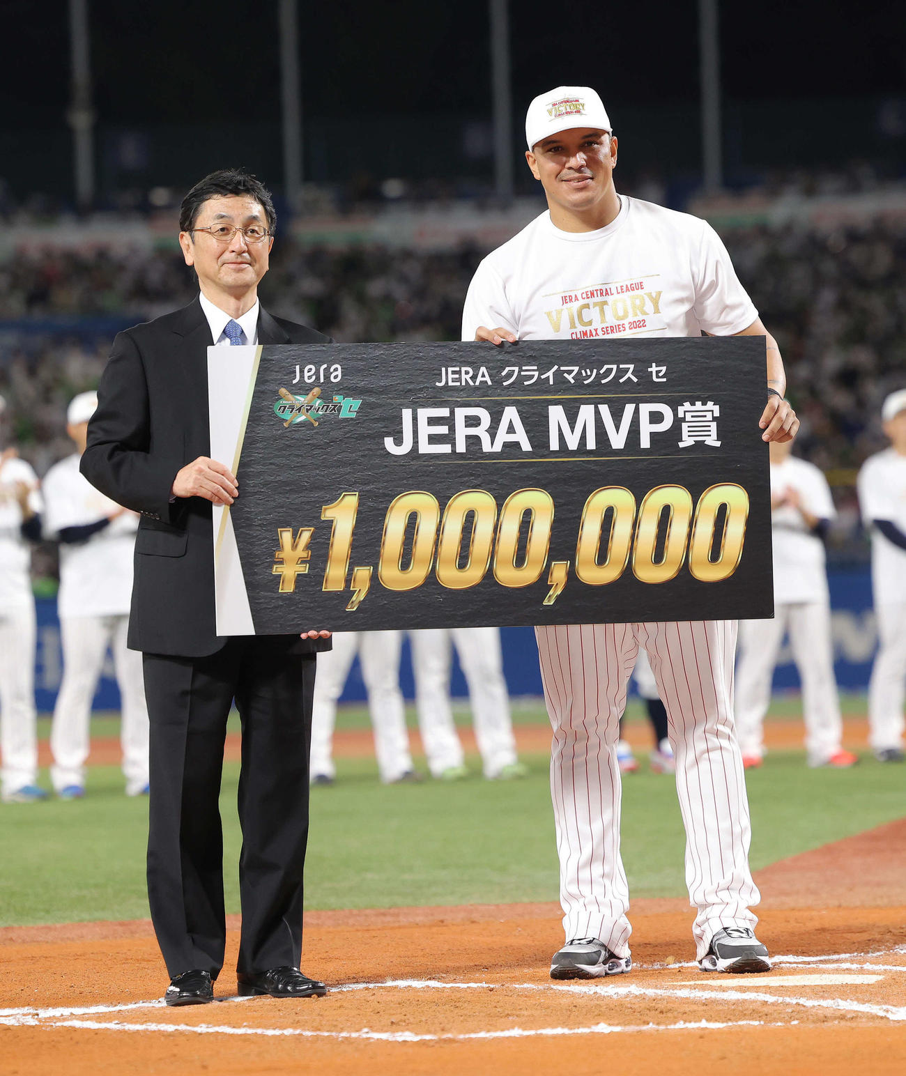 ヤクルト対阪神　セ・リーグクライマックスシリーズのMVPを受賞したヤクルトオスナ（撮影・河田真司）