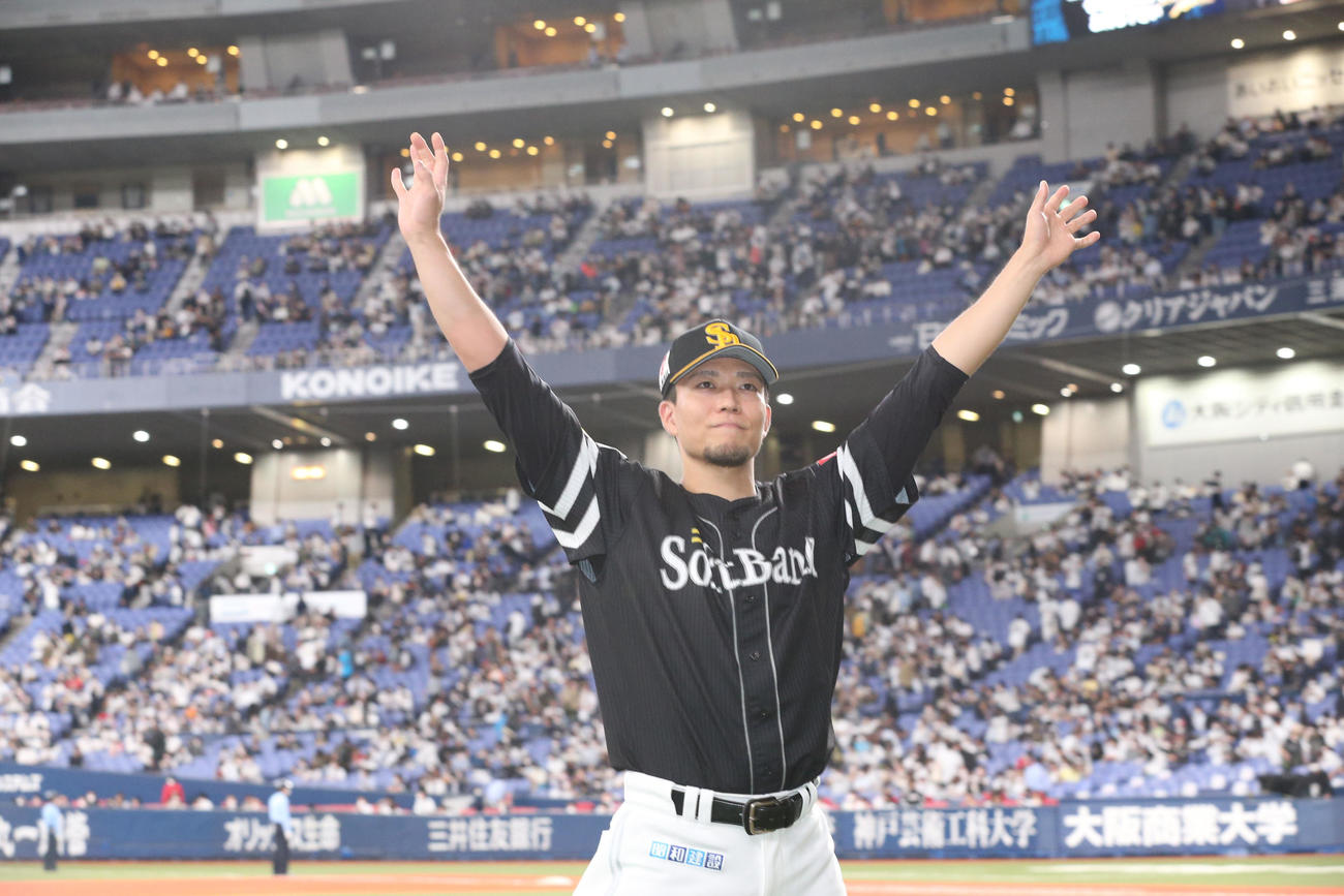 オリックス対ソフトバンク　勝利投手となった千賀滉大はファンに手を振る（撮影・梅根麻紀）