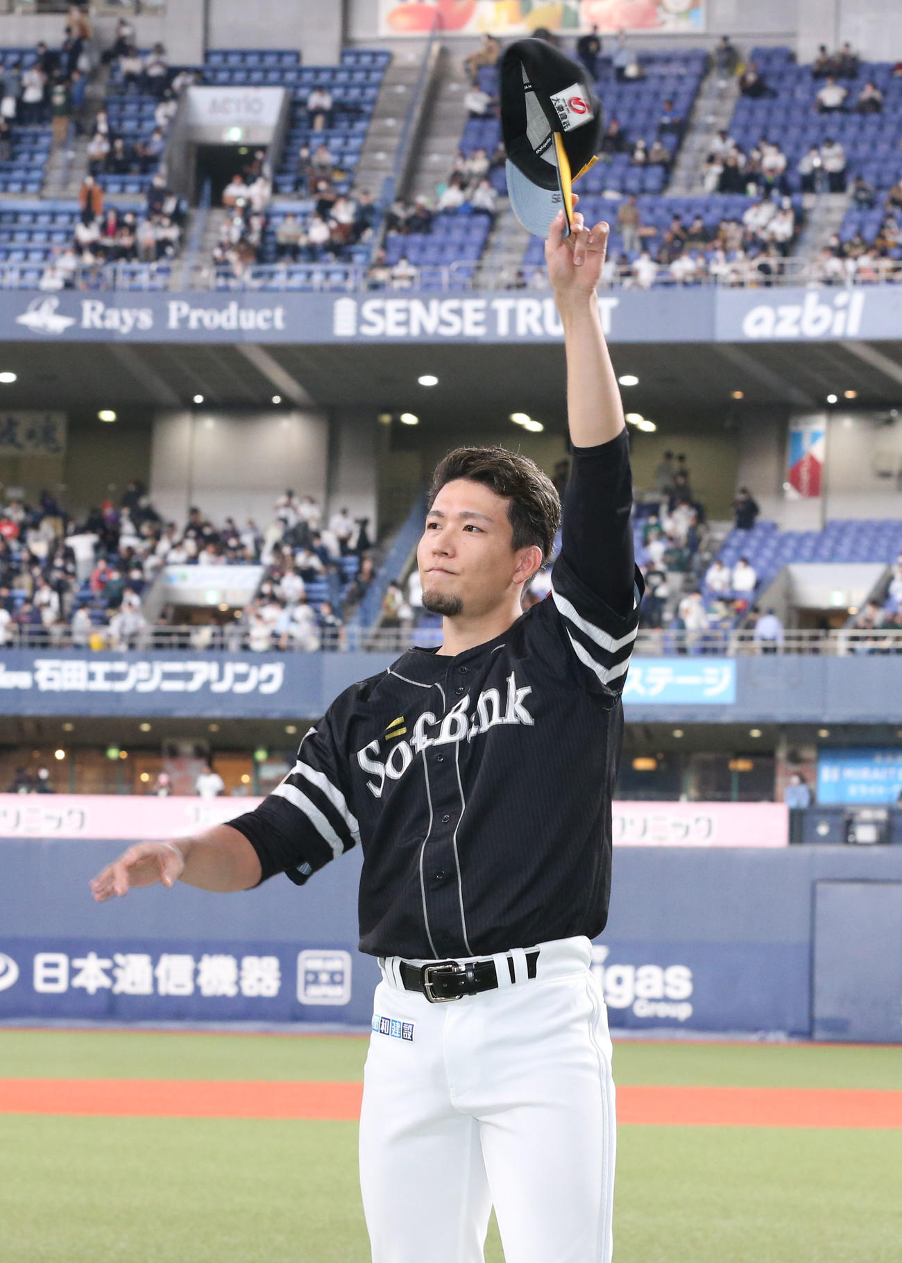 オリックス対ソフトバンク　勝利投手となり称賛に応える千賀（撮影・梅根麻紀）