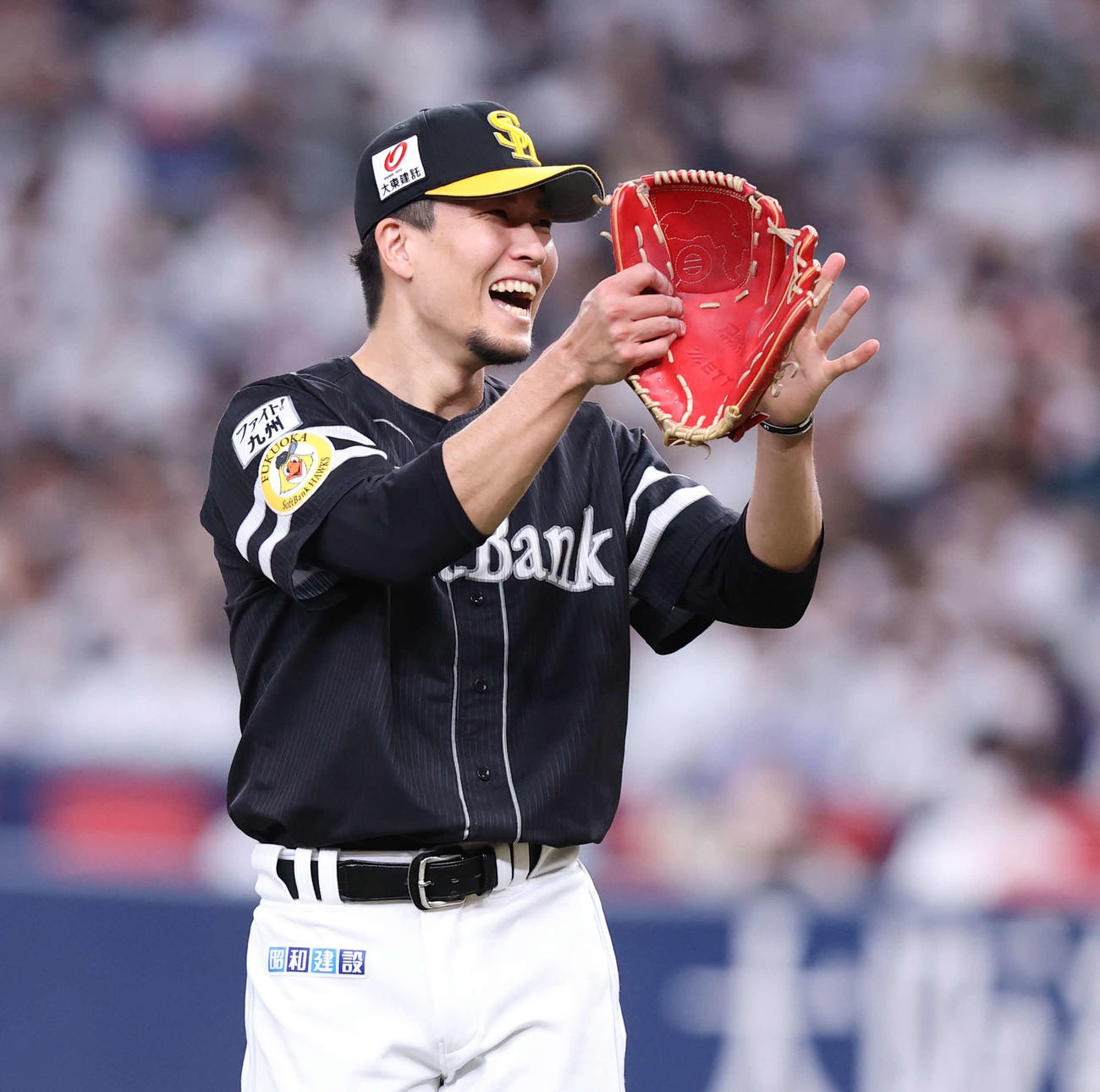 オリックス対ソフトバンク　3回裏オリックス2死、千賀は福田を二ゴロに仕留めた三森の好守備に歓喜する（撮影・梅根麻紀）