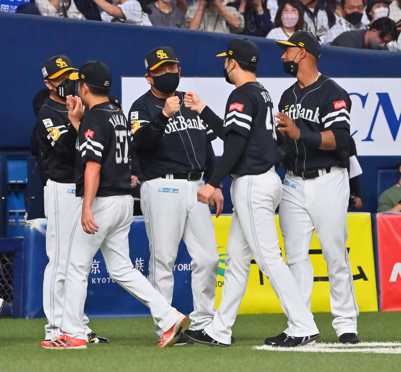 オリックス対ソフトバンク　オリックスに勝利しナインを迎えるソフトバンク藤本監督（撮影・和賀正仁）