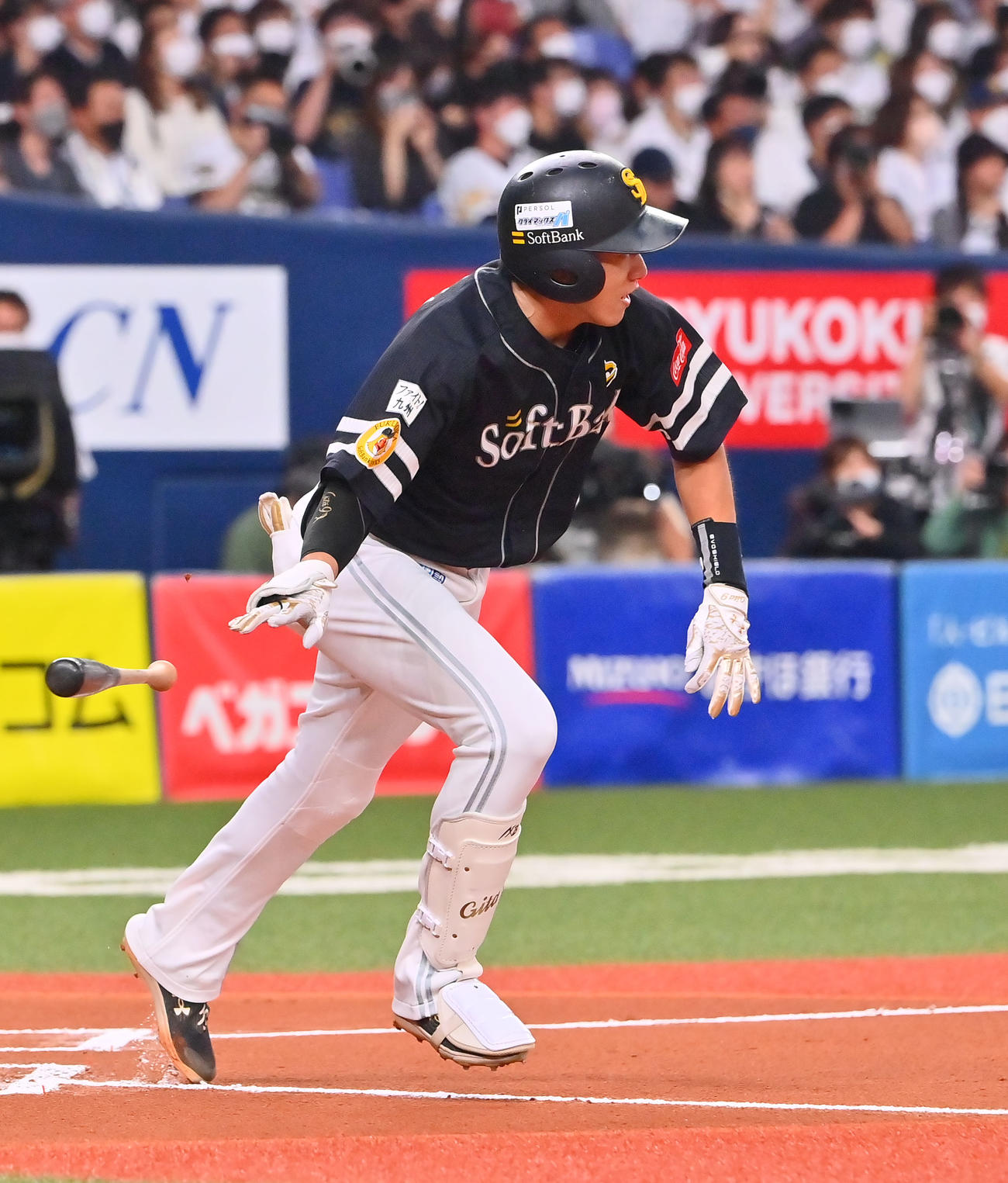 オリックス対ソフトバンク　6回表ソフトバンク無死、中前打を放つ柳田（撮影・和賀正仁）