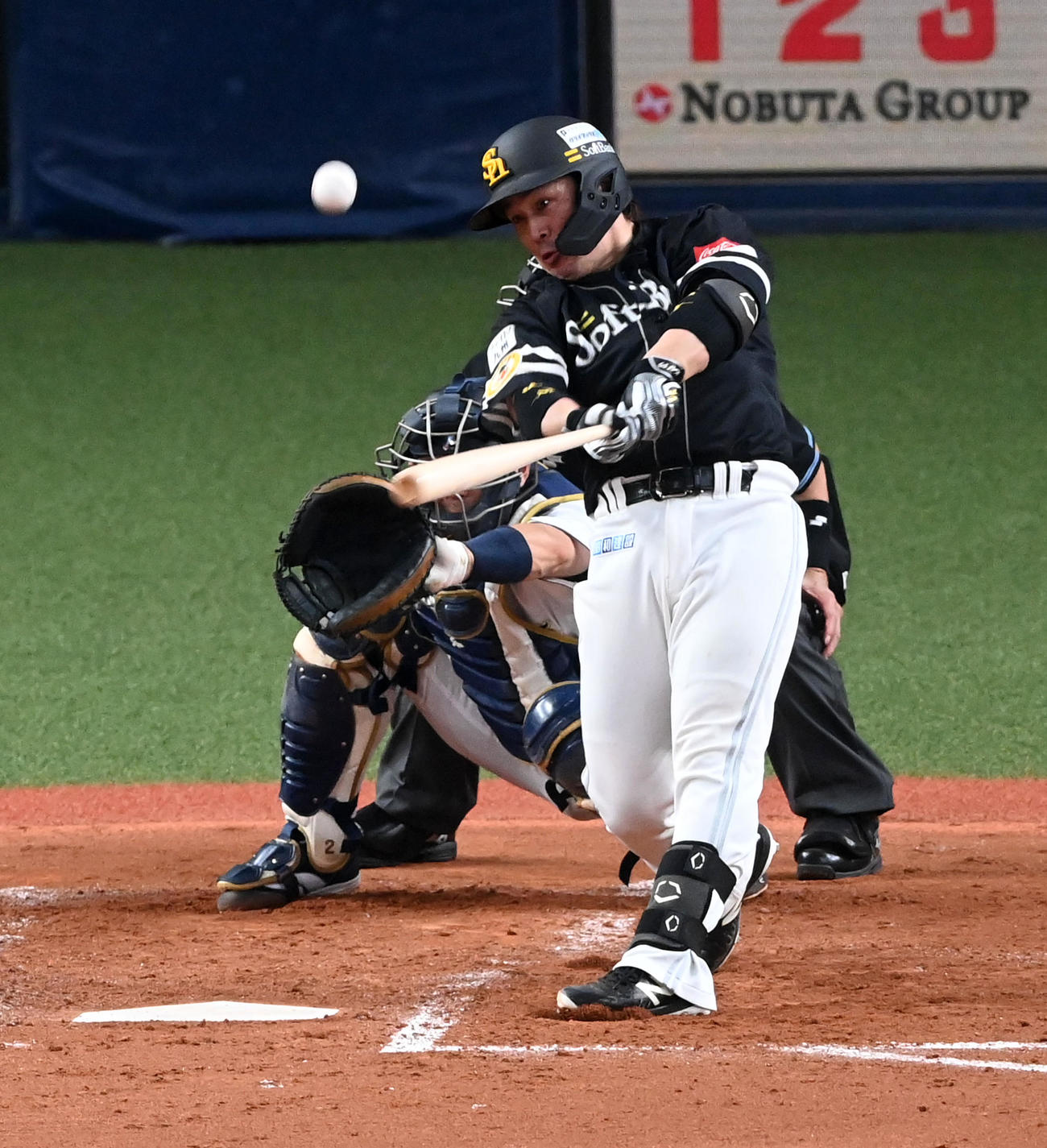 オリックス対ソフトバンク　5回表ソフトバンク無死、甲斐は中二塁打を放つ（撮影・前岡正明）