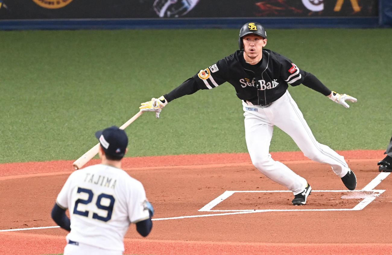 オリックス対ソフトバンク　1回表ソフトバンク無死、三森は中二塁打を放つ。投手田嶋（撮影・前岡正明）
