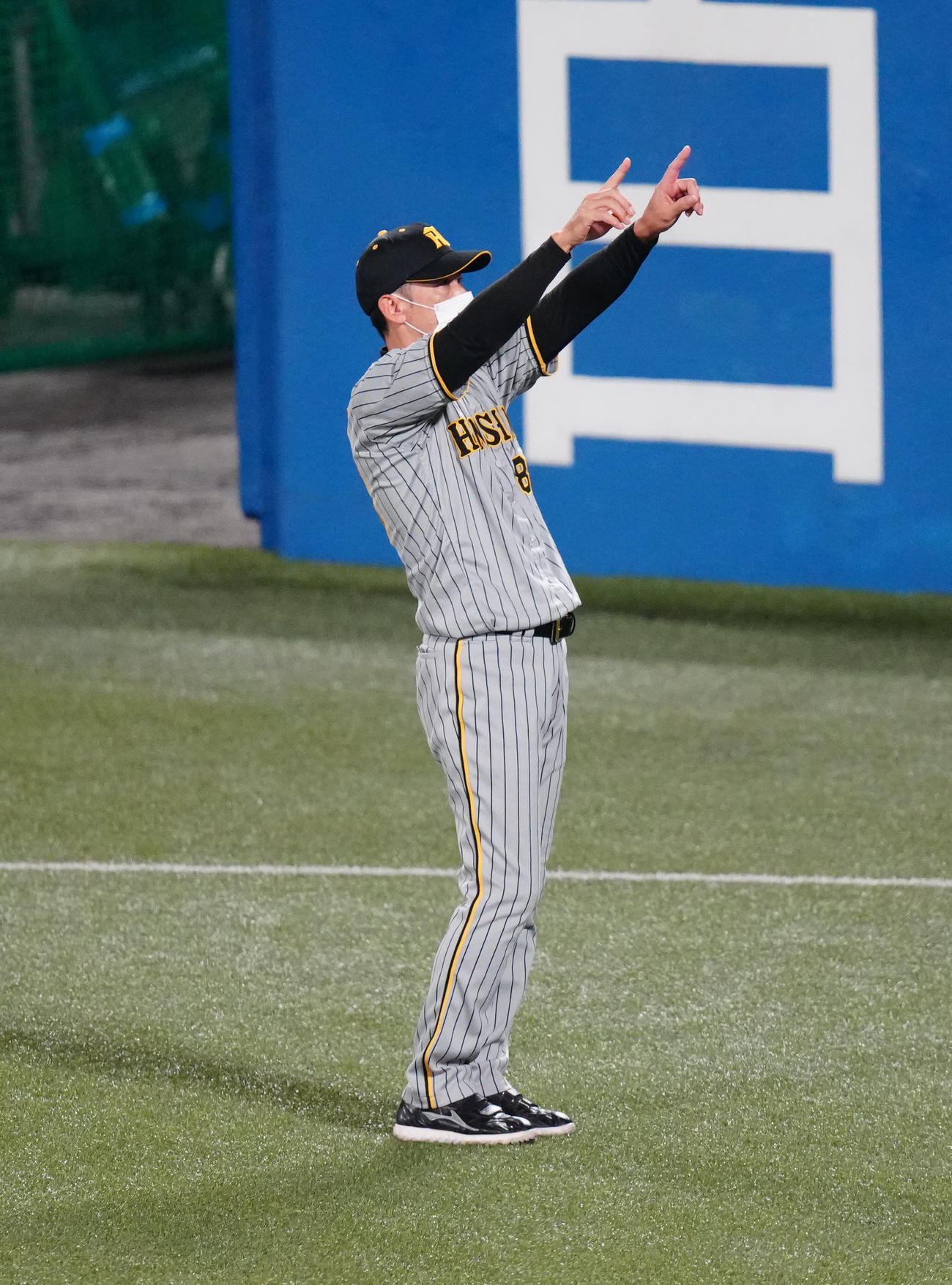 ヤクルト対阪神　セCSファイナルステージで敗れ、ファンにあいさつする阪神矢野監督（撮影・江口和貴）