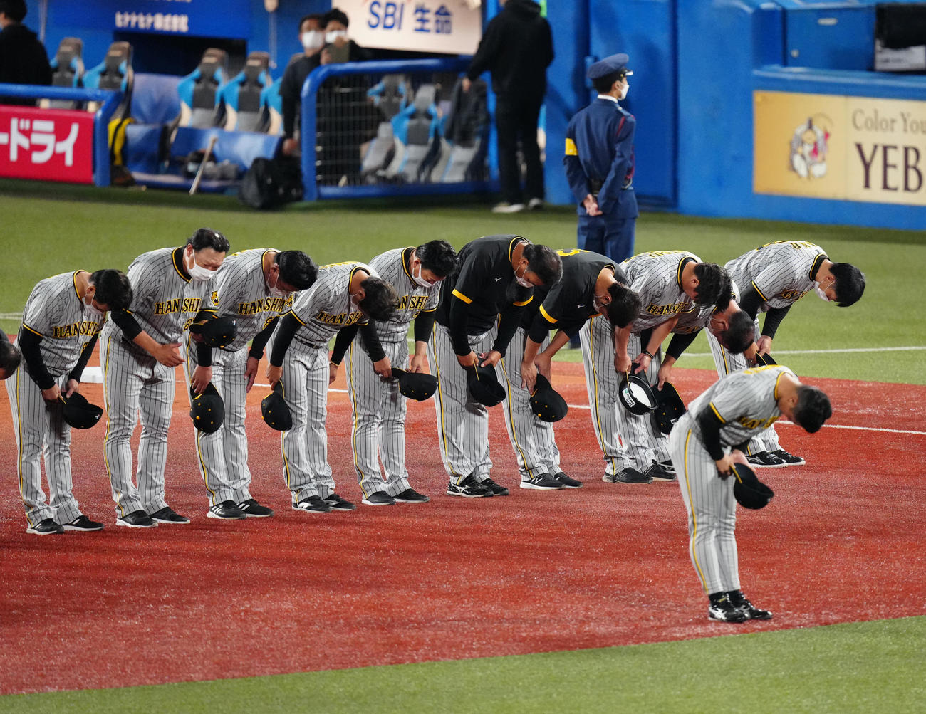 ヤクルト対阪神　セCSファイナルステージで敗れ、ファンにあいさつする阪神矢野監督（後方右端）ら（撮影・江口和貴）